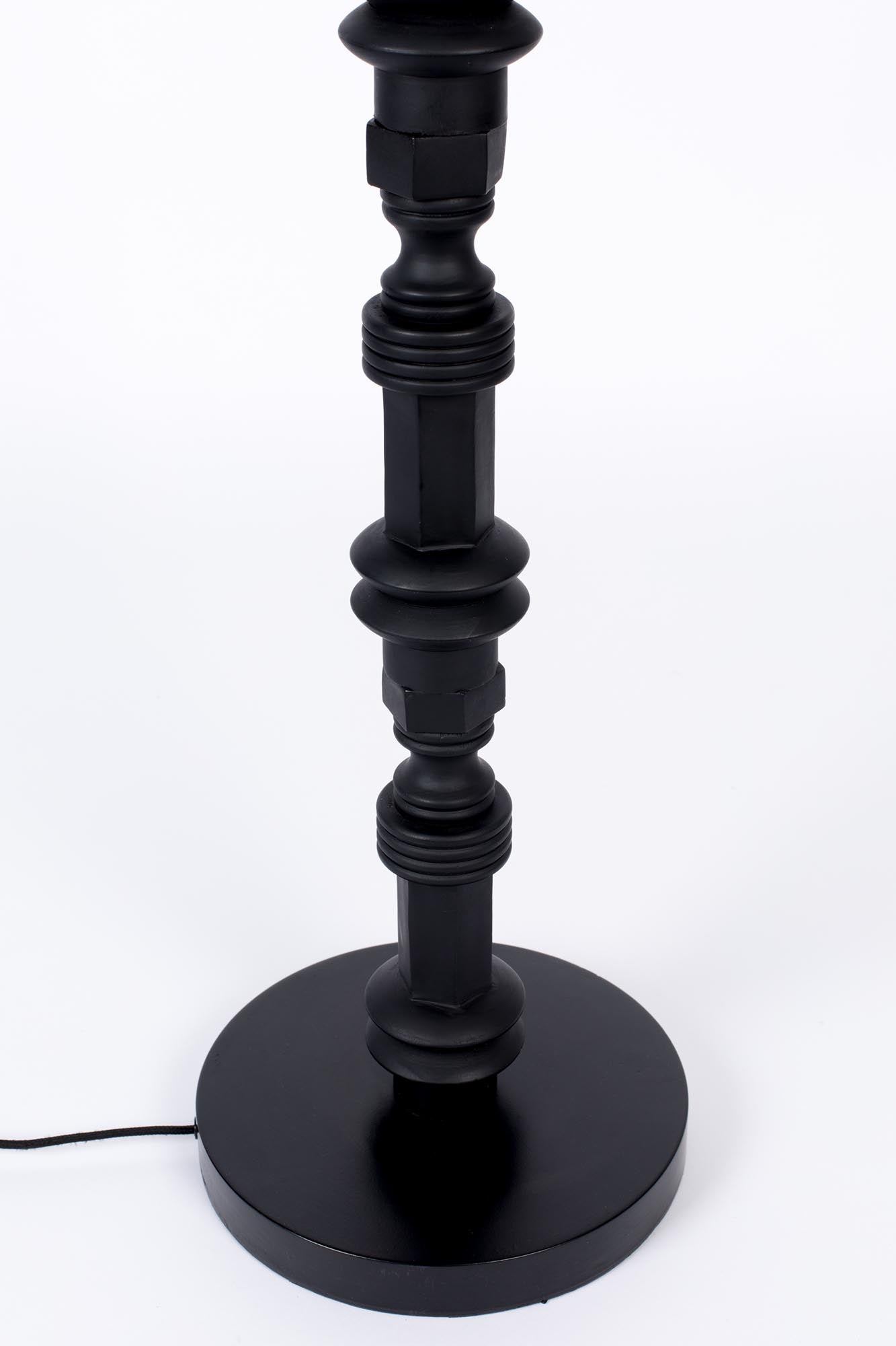 Stehleuchte Totem  in Schwarz präsentiert im Onlineshop von KAQTU Design AG. Stehleuchte ist von Zuiver