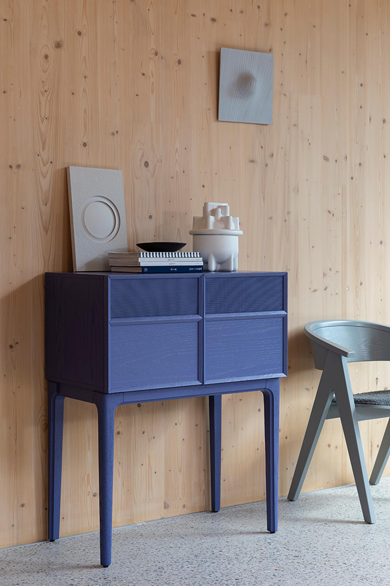 Cabinet June  in Ocean Purple präsentiert im Onlineshop von KAQTU Design AG. Cabinet ist von Zuiver