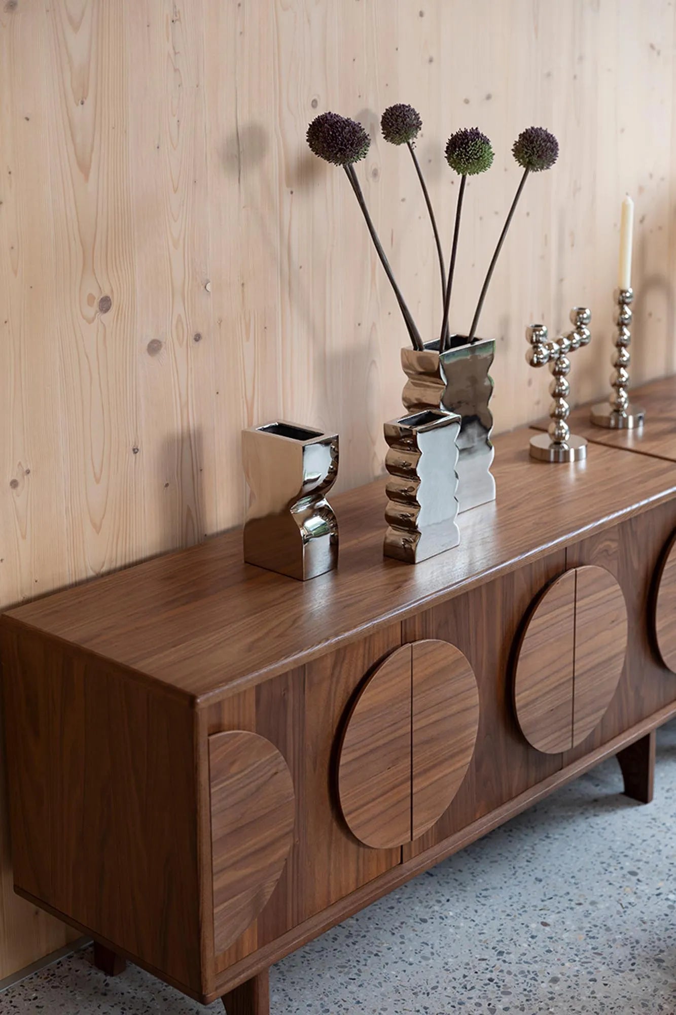 Sideboard Groove 3 Doors in Natural Oak präsentiert im Onlineshop von KAQTU Design AG. Sideboard ist von Zuiver