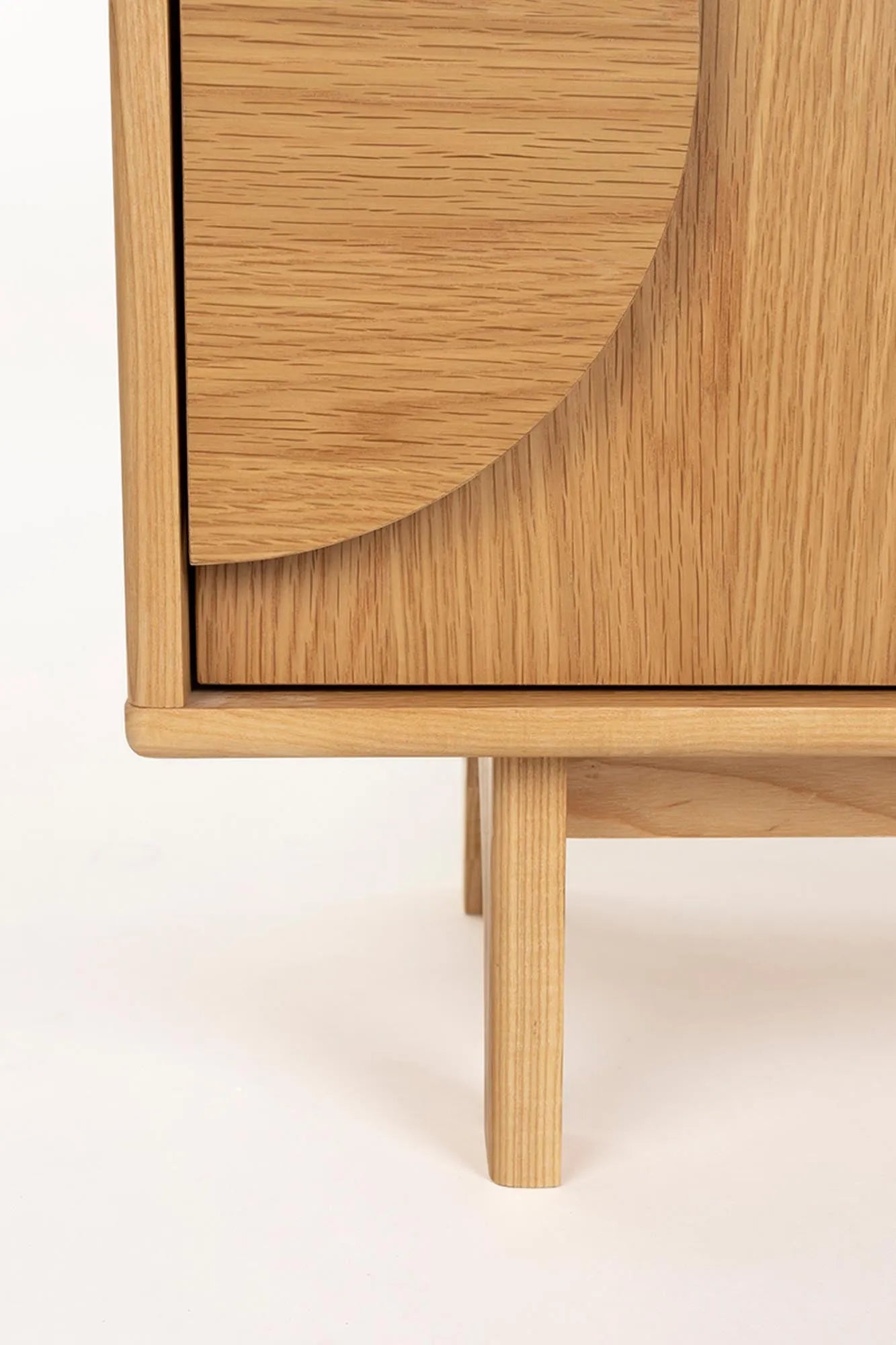 Sideboard Groove 2 Doors in Walnut präsentiert im Onlineshop von KAQTU Design AG. Sideboard ist von Zuiver