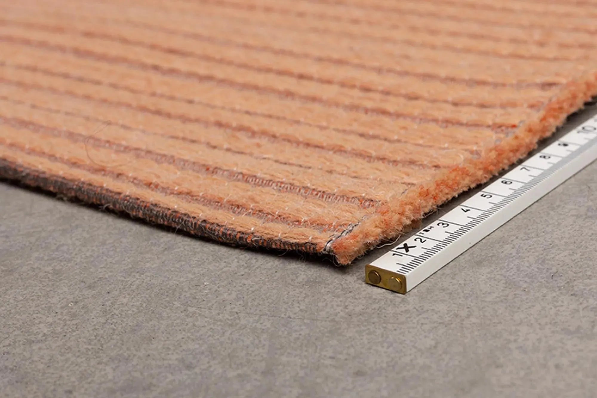 Teppich Waves in Salmon Orange präsentiert im Onlineshop von KAQTU Design AG. Teppich ist von Zuiver