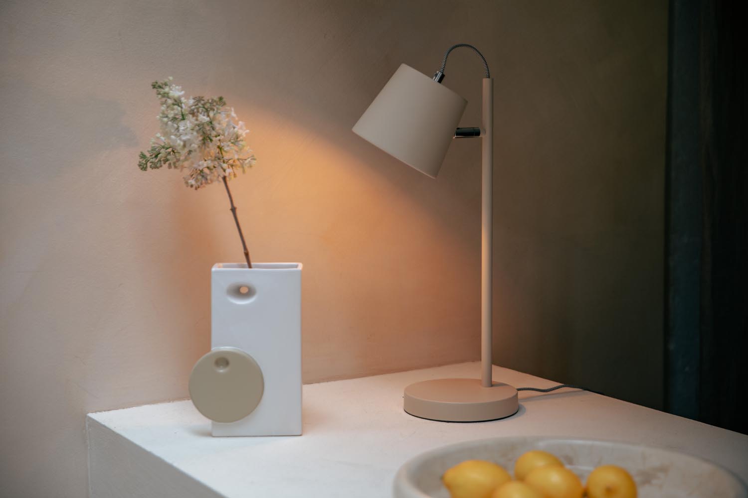 Tischlampe mit Schnallenkopf in Beige präsentiert im Onlineshop von KAQTU Design AG. Tischleuchte ist von Zuiver