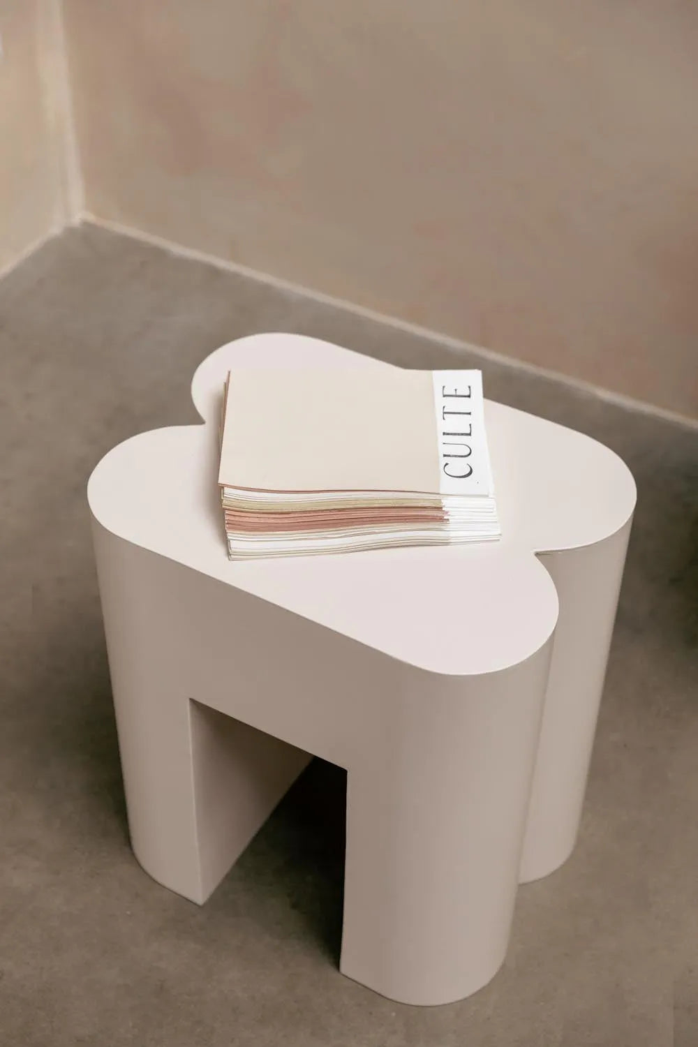 Shape Hocker in Beige präsentiert im Onlineshop von KAQTU Design AG. Hocker ist von Zuiver