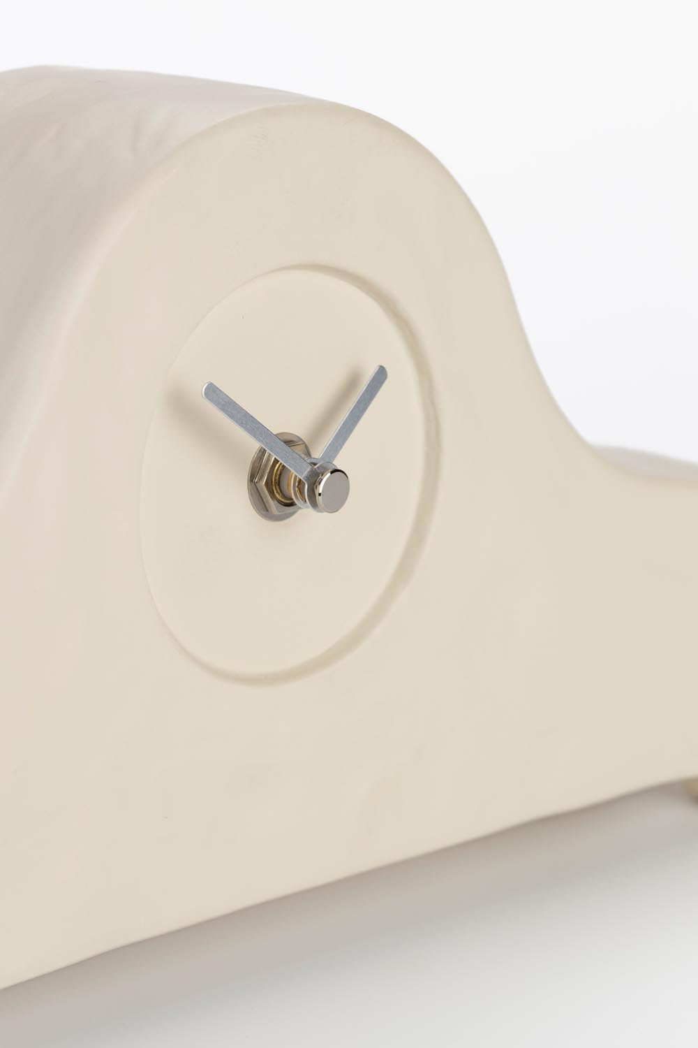 Oma Uhr in Beige präsentiert im Onlineshop von KAQTU Design AG. Tischuhr ist von Zuiver