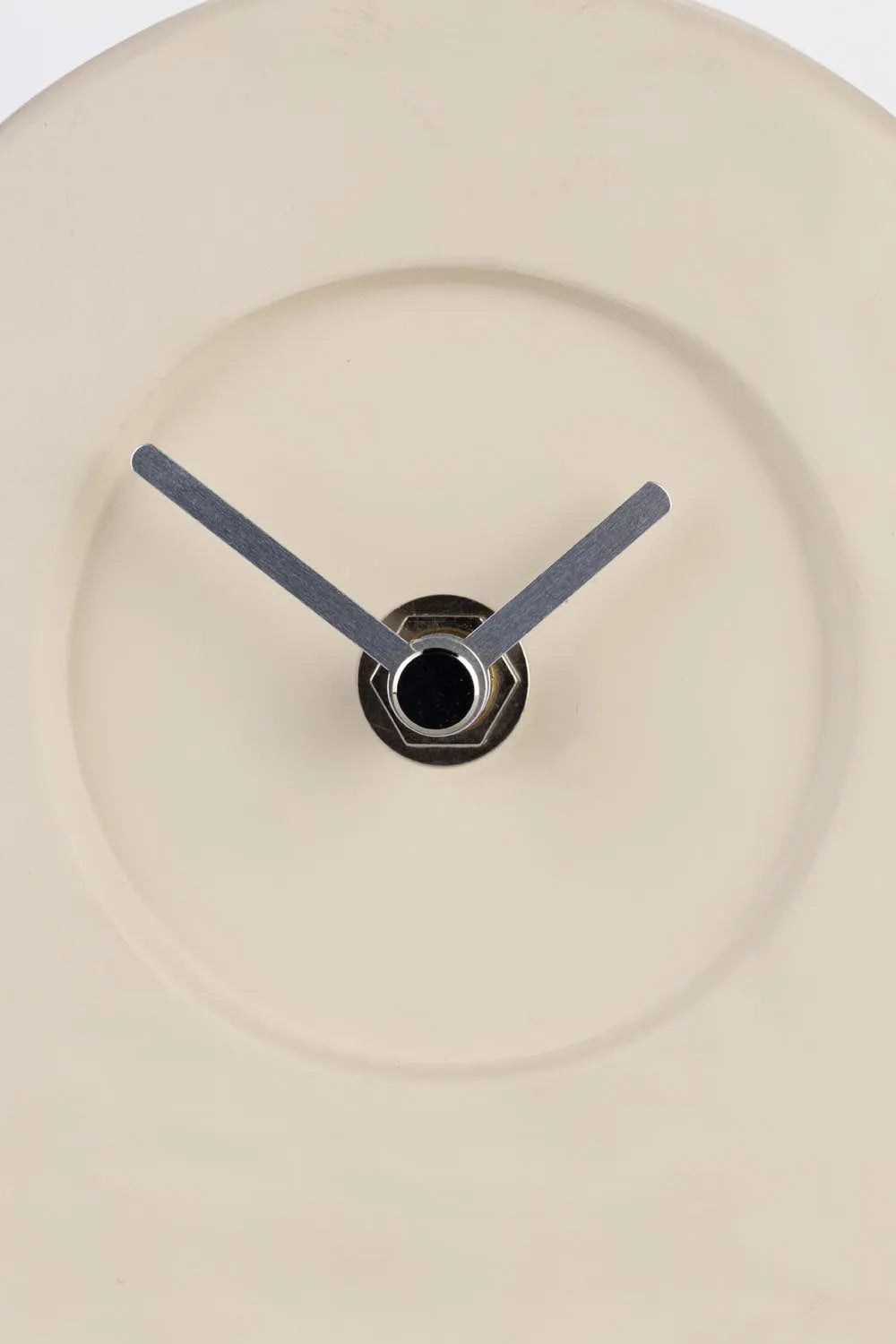 Oma Uhr in Beige präsentiert im Onlineshop von KAQTU Design AG. Tischuhr ist von Zuiver