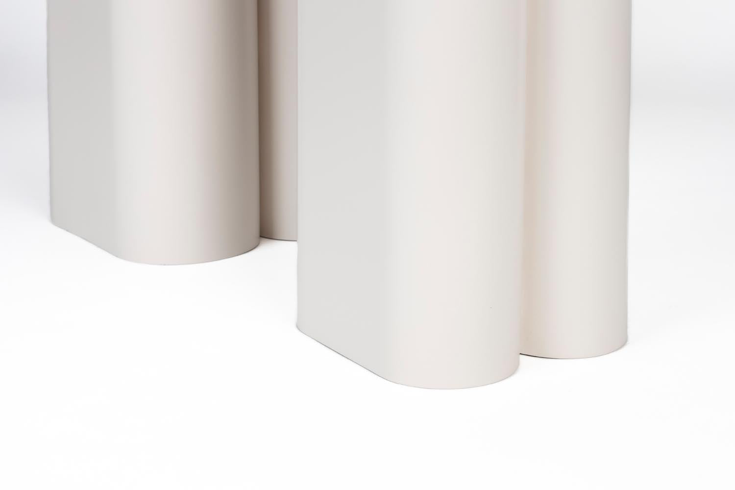 Shape-Pflanzenständer (2er-Set) in Beige präsentiert im Onlineshop von KAQTU Design AG. Vase ist von Zuiver