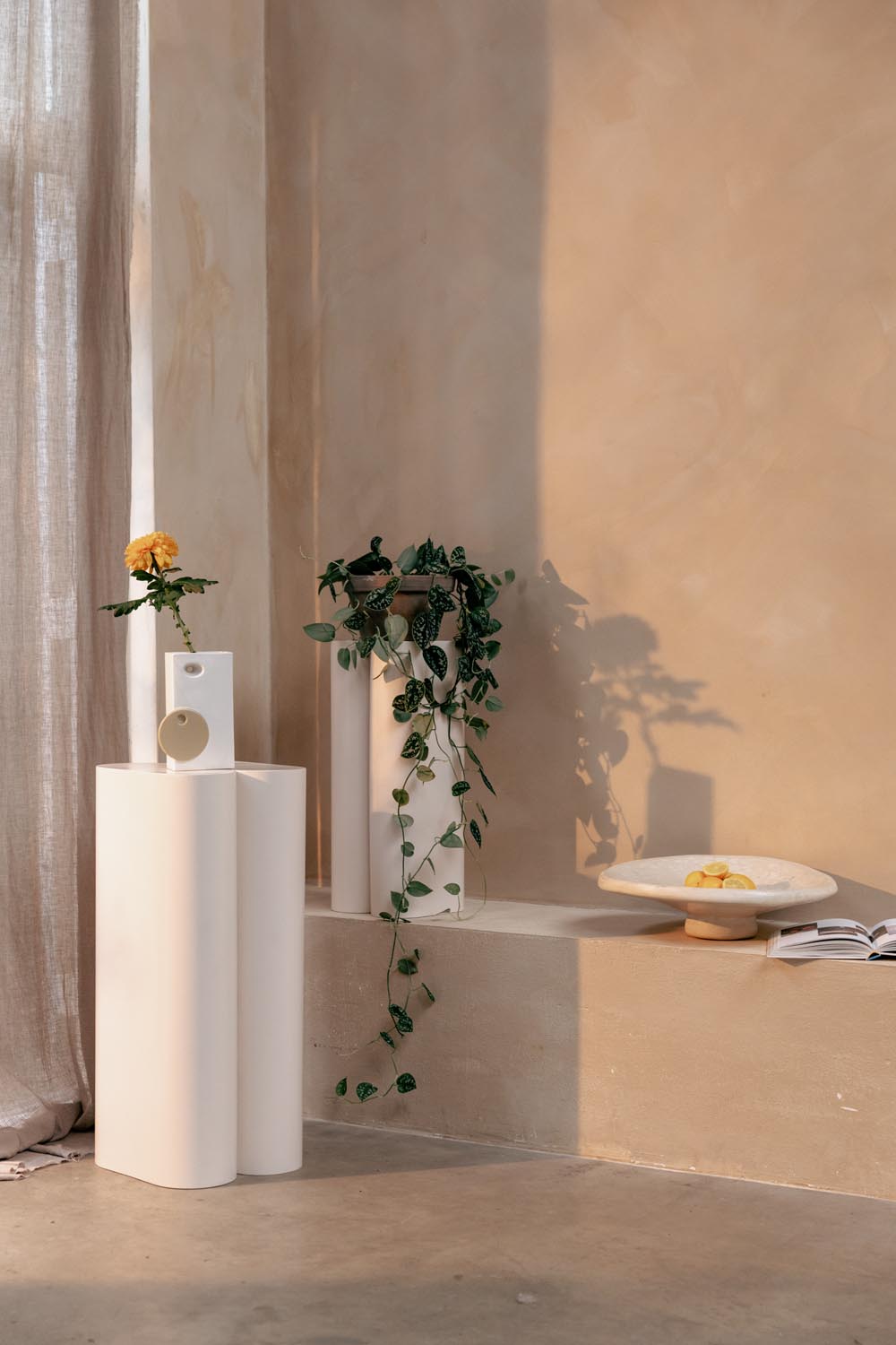 Shape-Pflanzenständer (2er-Set) in Beige präsentiert im Onlineshop von KAQTU Design AG. Vase ist von Zuiver