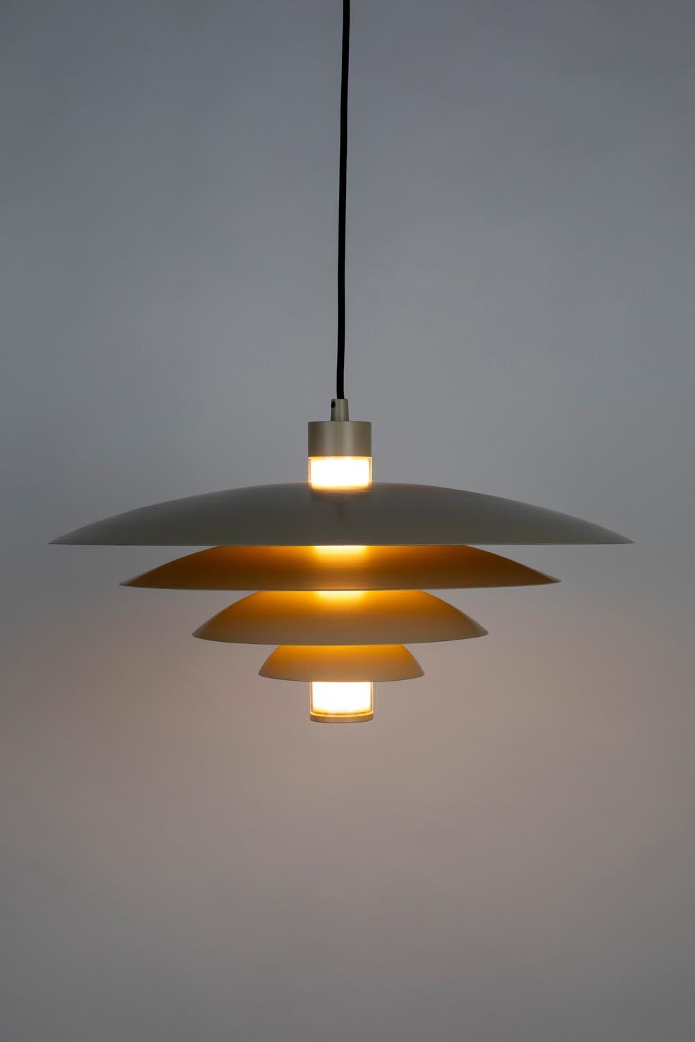 Cole Pendelleuchte in Beige präsentiert im Onlineshop von KAQTU Design AG. Pendelleuchte ist von Zuiver