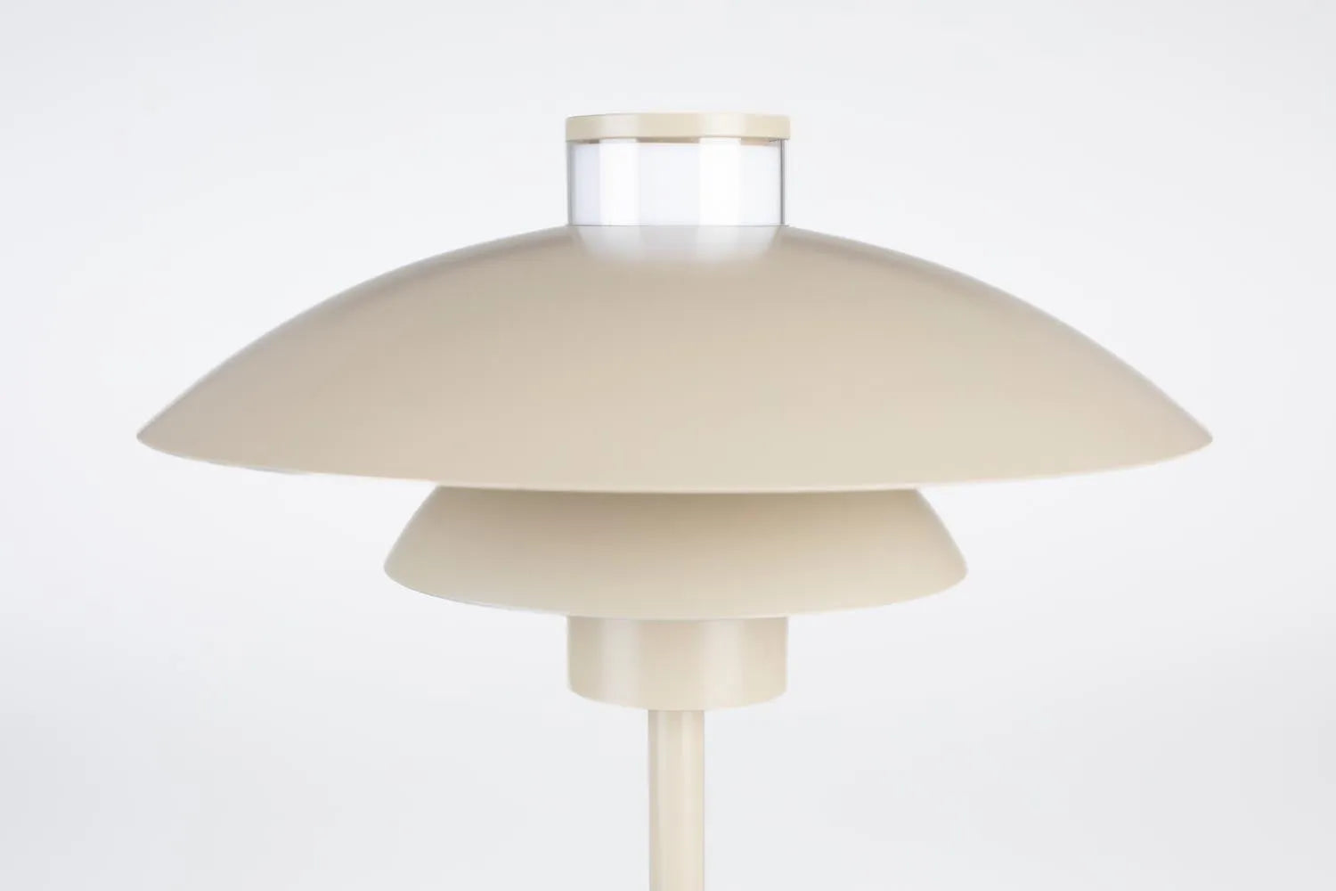 Cole Tischlampe in Beige präsentiert im Onlineshop von KAQTU Design AG. Tischleuchte ist von Zuiver