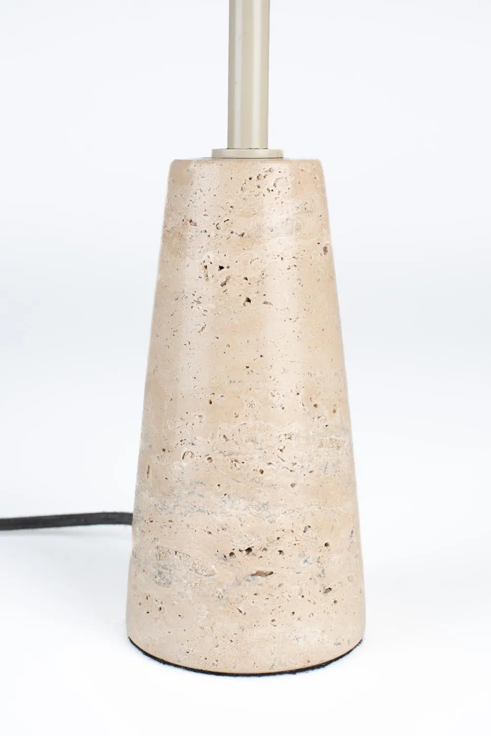 Cole Tischlampe in Beige präsentiert im Onlineshop von KAQTU Design AG. Tischleuchte ist von Zuiver