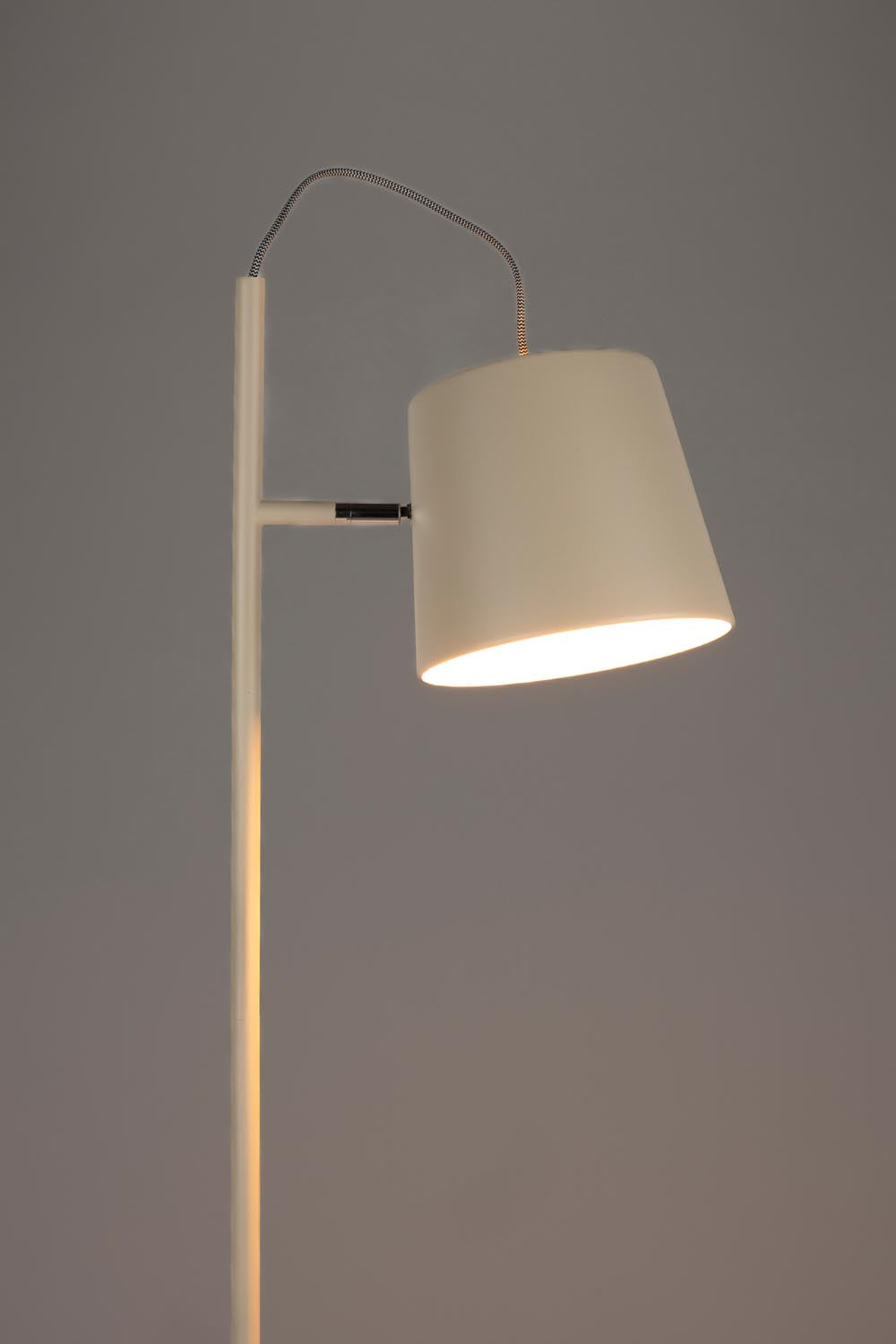 Buckle Head Stehlampe in Beige präsentiert im Onlineshop von KAQTU Design AG. Stehleuchte ist von Zuiver