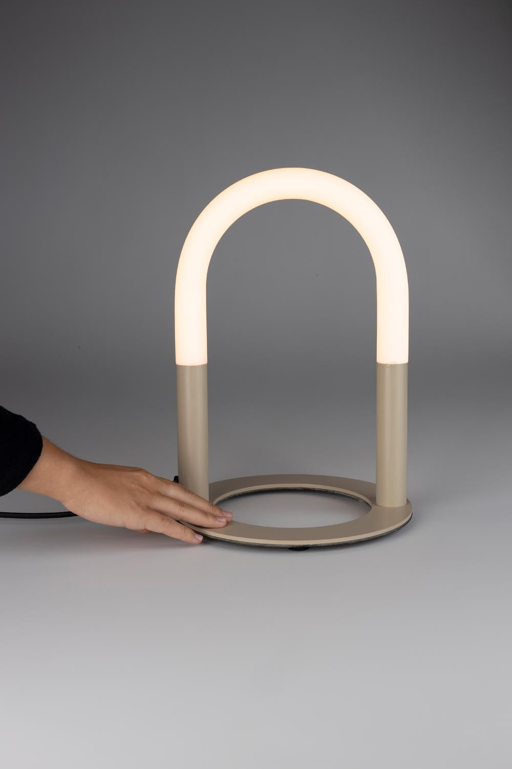 Arch Tischlampe in Beige präsentiert im Onlineshop von KAQTU Design AG. Tischleuchte ist von Zuiver