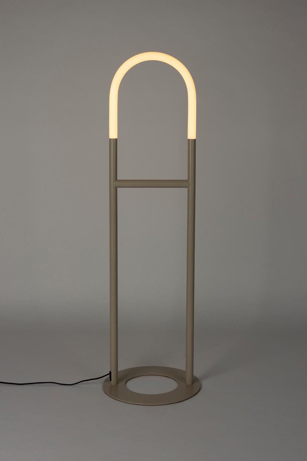 Arch Stehlampe in Beige präsentiert im Onlineshop von KAQTU Design AG. Stehleuchte ist von Zuiver