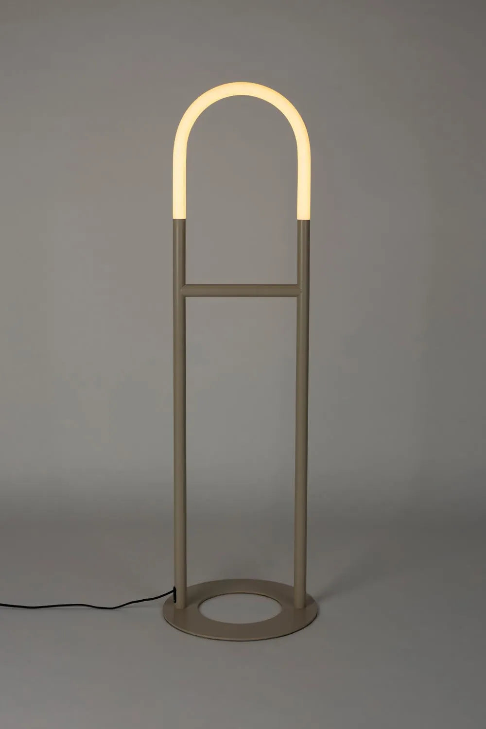 Arch Stehlampe in Beige präsentiert im Onlineshop von KAQTU Design AG. Stehleuchte ist von Zuiver