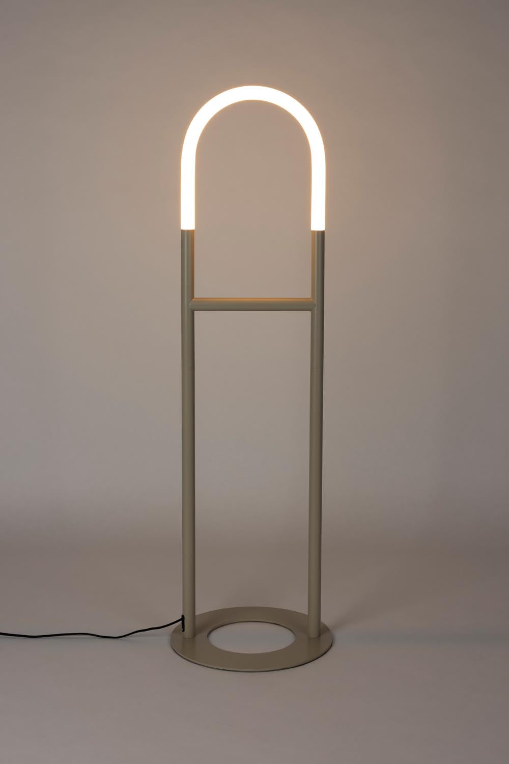 Arch Stehlampe in Beige präsentiert im Onlineshop von KAQTU Design AG. Stehleuchte ist von Zuiver