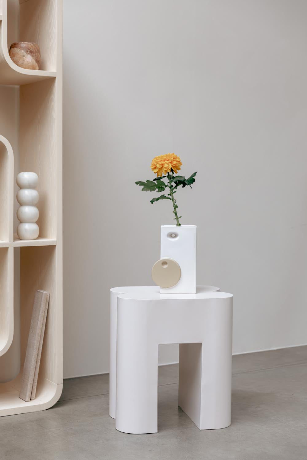 Bloomer Vase in Beige präsentiert im Onlineshop von KAQTU Design AG. Vase ist von Zuiver