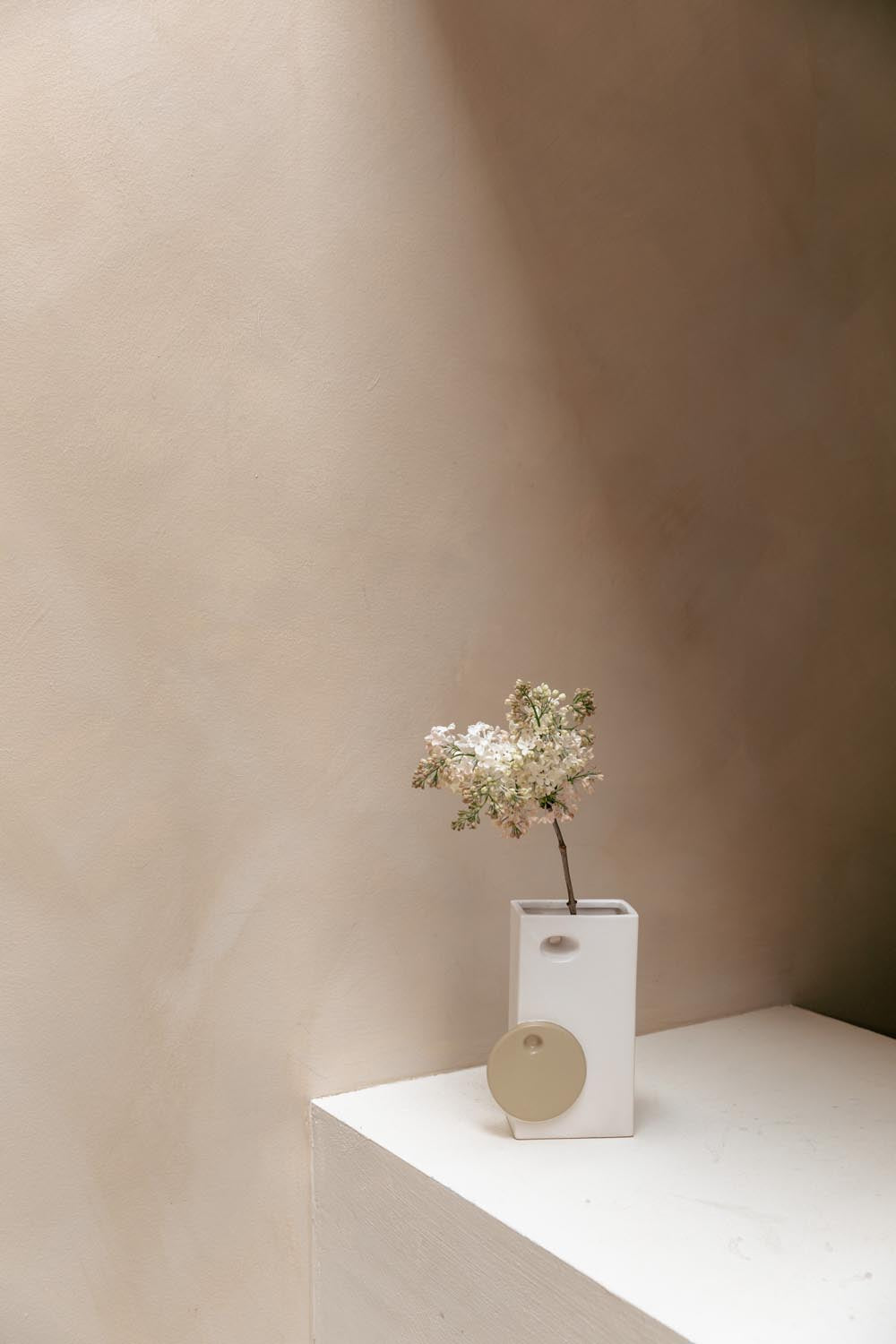 Bloomer Vase in Beige präsentiert im Onlineshop von KAQTU Design AG. Vase ist von Zuiver