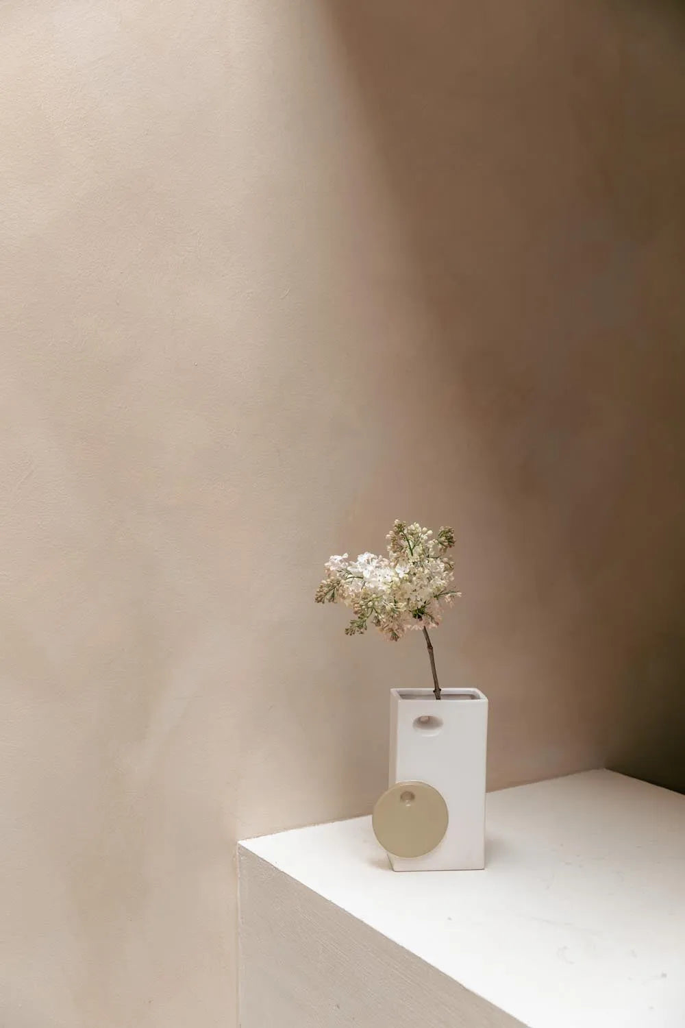 Bloomer Vase in Beige präsentiert im Onlineshop von KAQTU Design AG. Vase ist von Zuiver