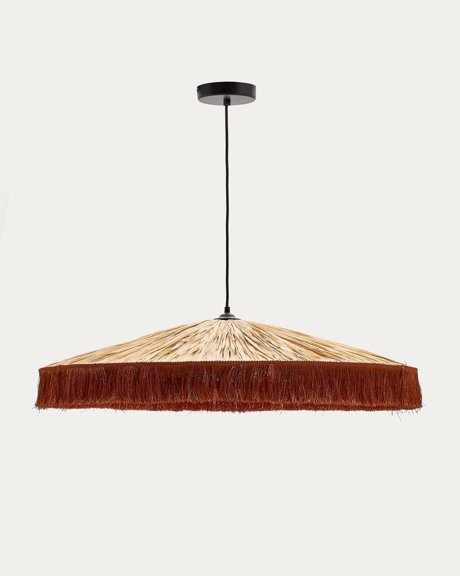 Pollensa Hängeleuchte aus natürlichem Raffiabast und Fransen in Terrakotta Ø 75 cm in Terrakotta präsentiert im Onlineshop von KAQTU Design AG. Pendelleuchte ist von Kave Home