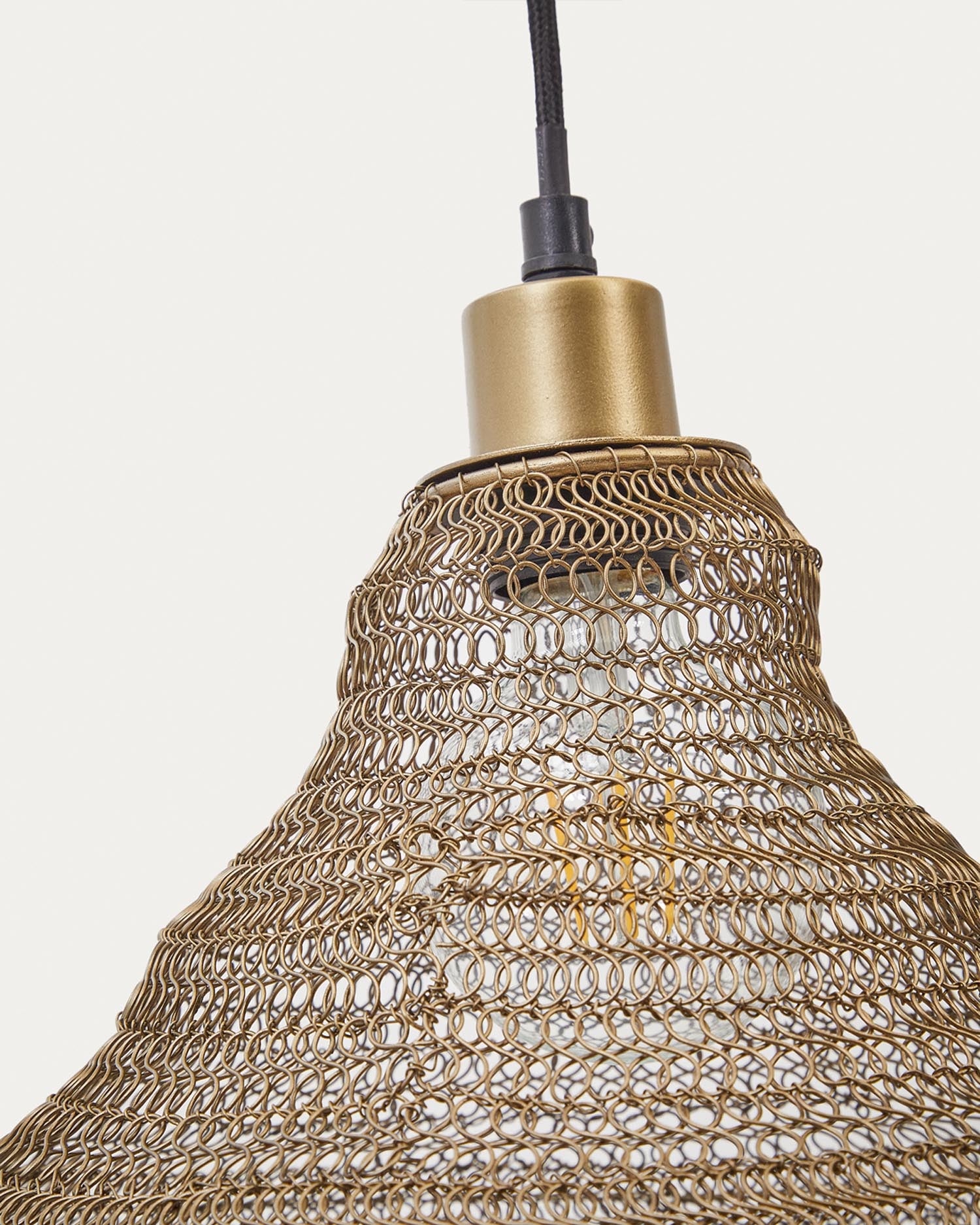 Sarraco Deckenlampe aus Metall goldfarben Ø 48,5 cm in Gold präsentiert im Onlineshop von KAQTU Design AG. Pendelleuchte ist von Kave Home