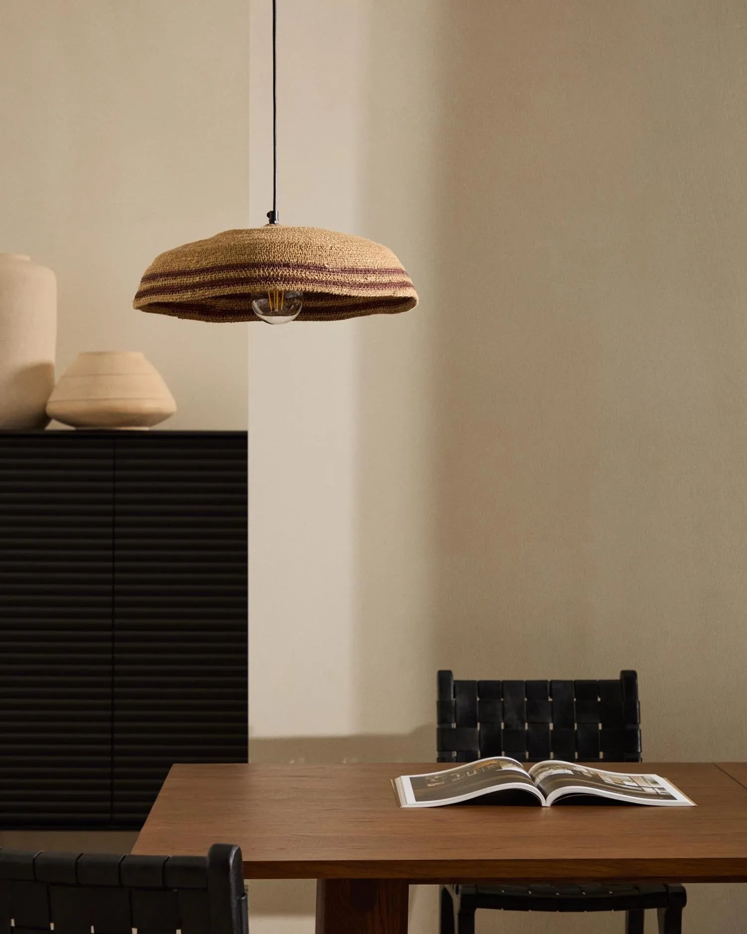 Die Vinyola Deckenlampe vereint Naturfasern und Massivholz in einem eleganten Design, das Wärme und Stil in jeden Raum bringt.