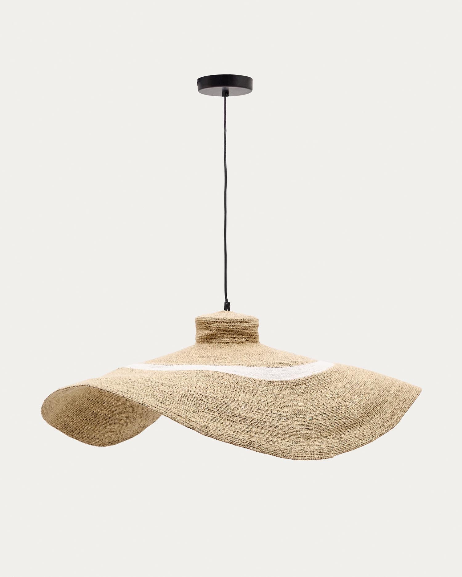 Albenya Deckenlampe aus Naturfasern und Baumwolle mit naturfarbenem und weissem Finish Ø 90 cm in Braun präsentiert im Onlineshop von KAQTU Design AG. Pendelleuchte ist von Kave Home