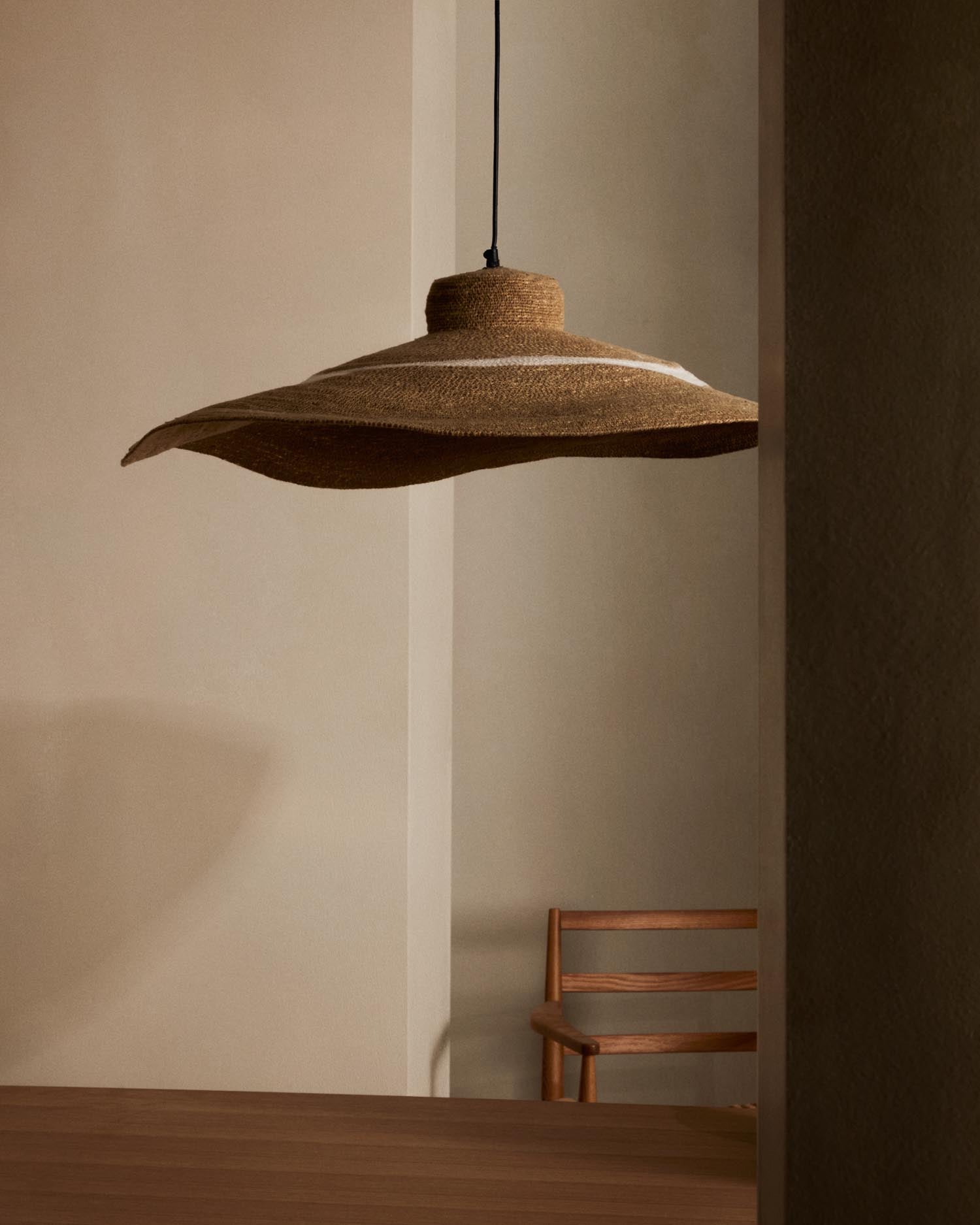 Albenya Deckenlampe aus Naturfasern und Baumwolle mit naturfarbenem und weissem Finish Ø 90 cm in Braun präsentiert im Onlineshop von KAQTU Design AG. Pendelleuchte ist von Kave Home