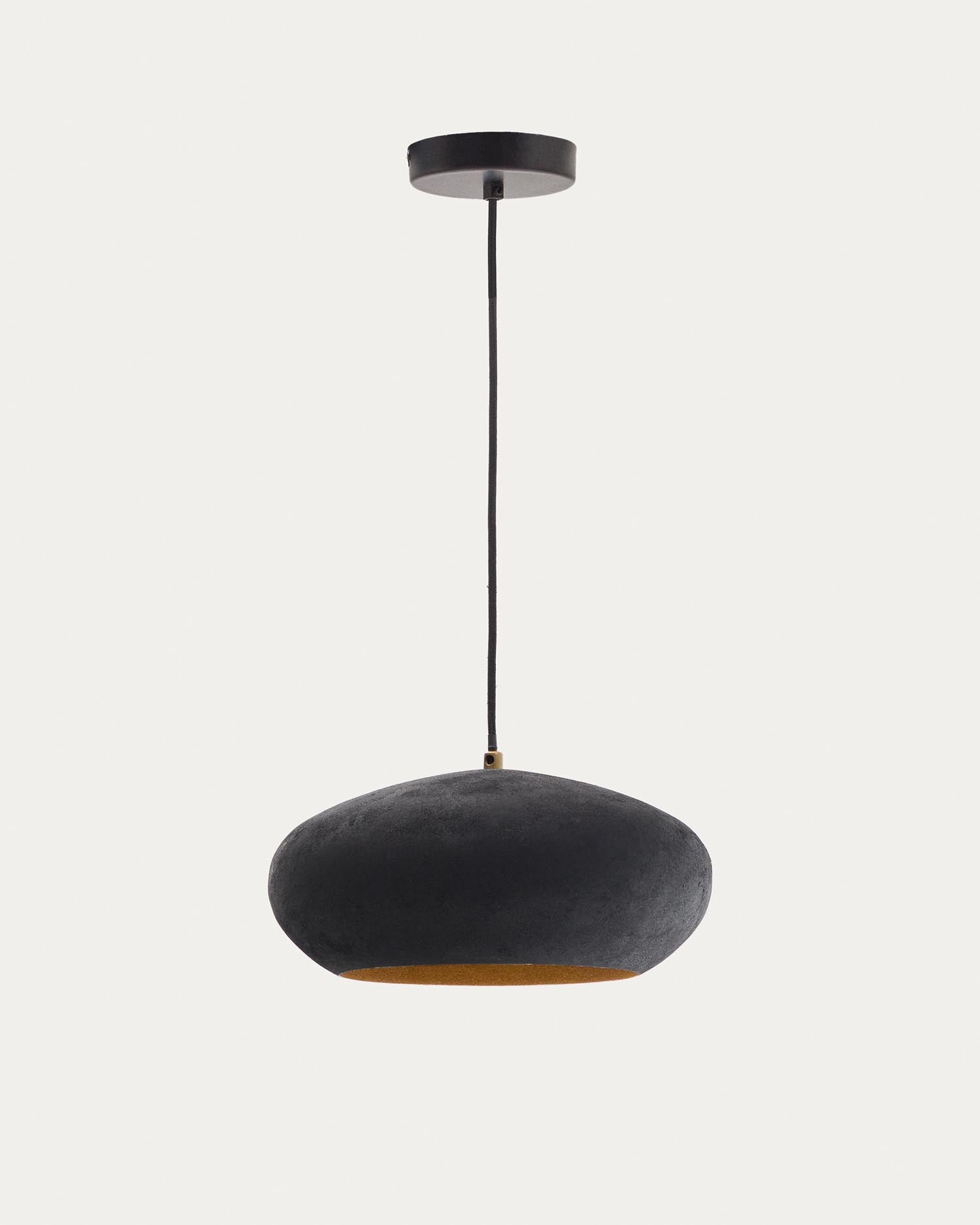 Deckenleuchte Inda aus Metall mit schwarzem Finish Ø 30 cm in Schwarz präsentiert im Onlineshop von KAQTU Design AG. Pendelleuchte ist von Kave Home