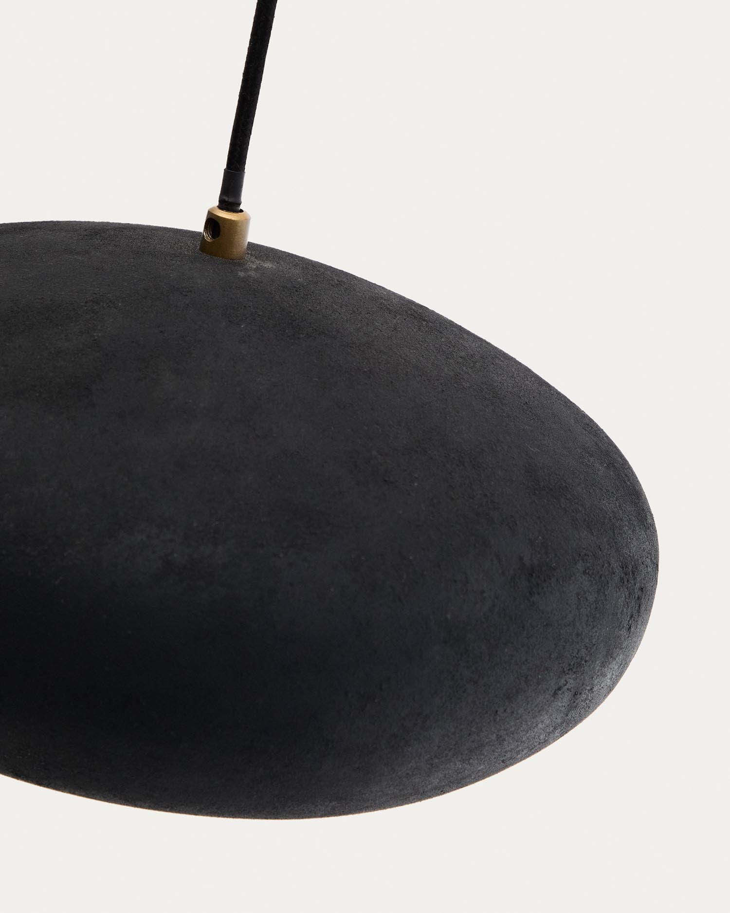 Deckenleuchte Inda aus Metall mit schwarzem Finish Ø 30 cm in Schwarz präsentiert im Onlineshop von KAQTU Design AG. Pendelleuchte ist von Kave Home