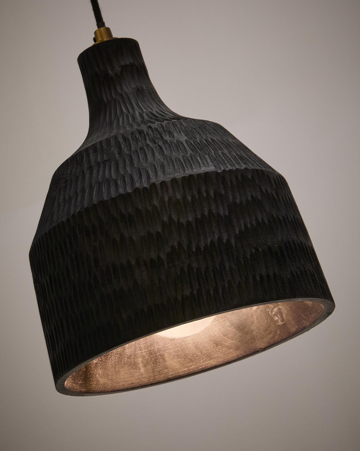 Deckenleuchte Amire aus Holz mit schwarzem Finish Ø 21 cm in Schwarz präsentiert im Onlineshop von KAQTU Design AG. Pendelleuchte ist von Kave Home