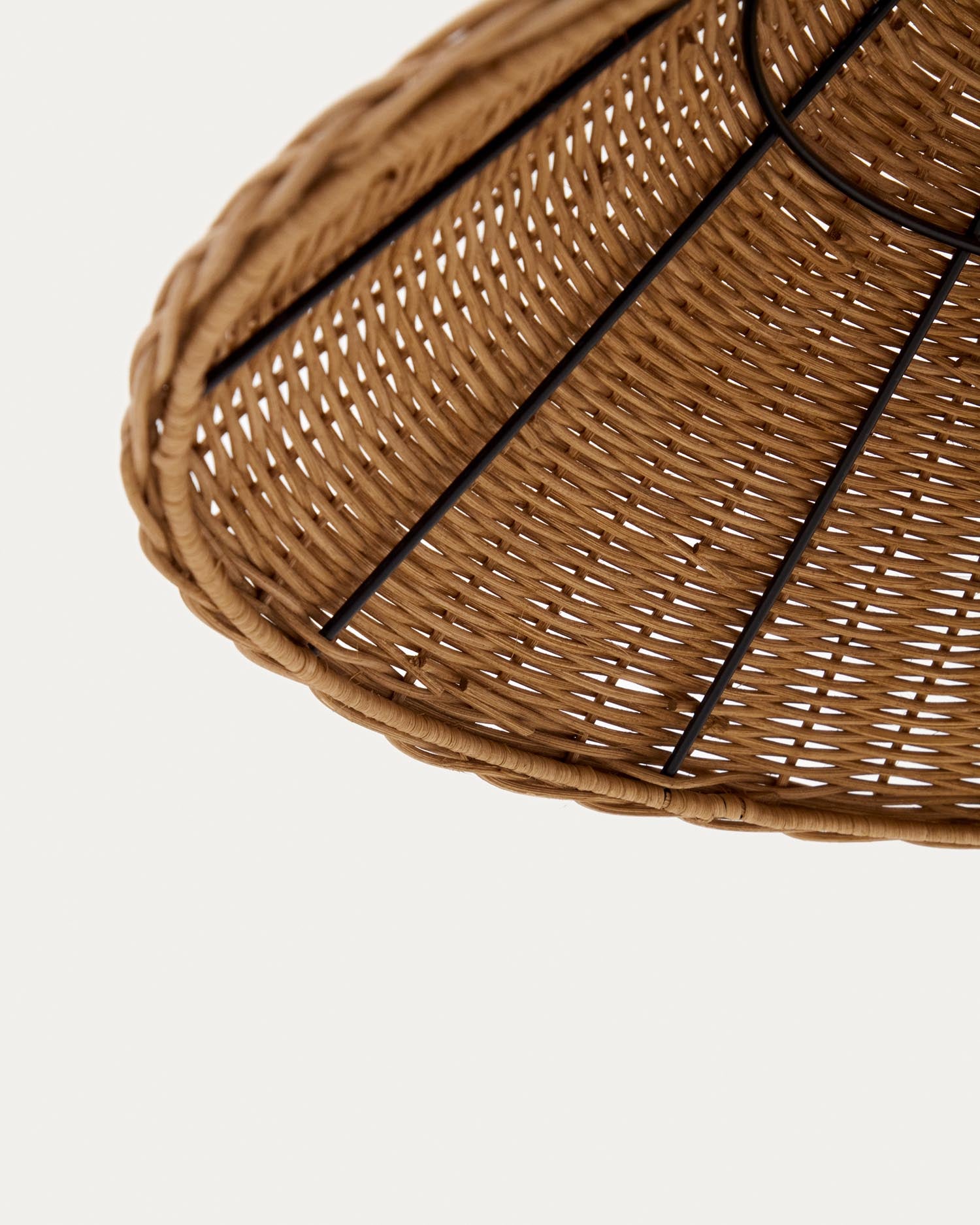 Urania Stehleuchte aus Rattan und Metall mit schwarzer Lackierung in Mehrfarbig präsentiert im Onlineshop von KAQTU Design AG. Stehleuchte ist von Kave Home