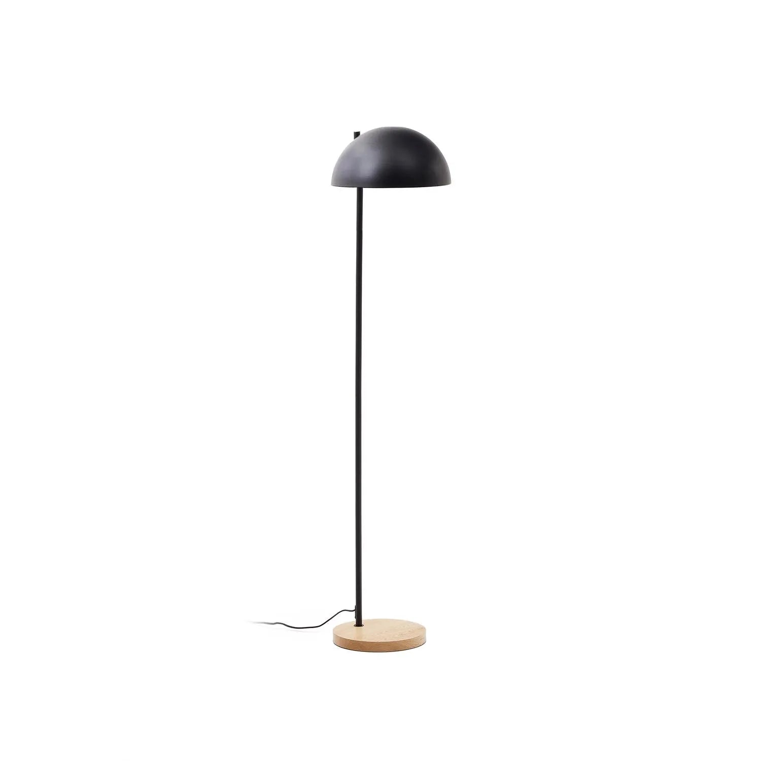 Die Catlar Stehlampe von Kave Home kombiniert modernes Design mit Eschenholz und schwarzem Metall für stilvolle Eleganz.