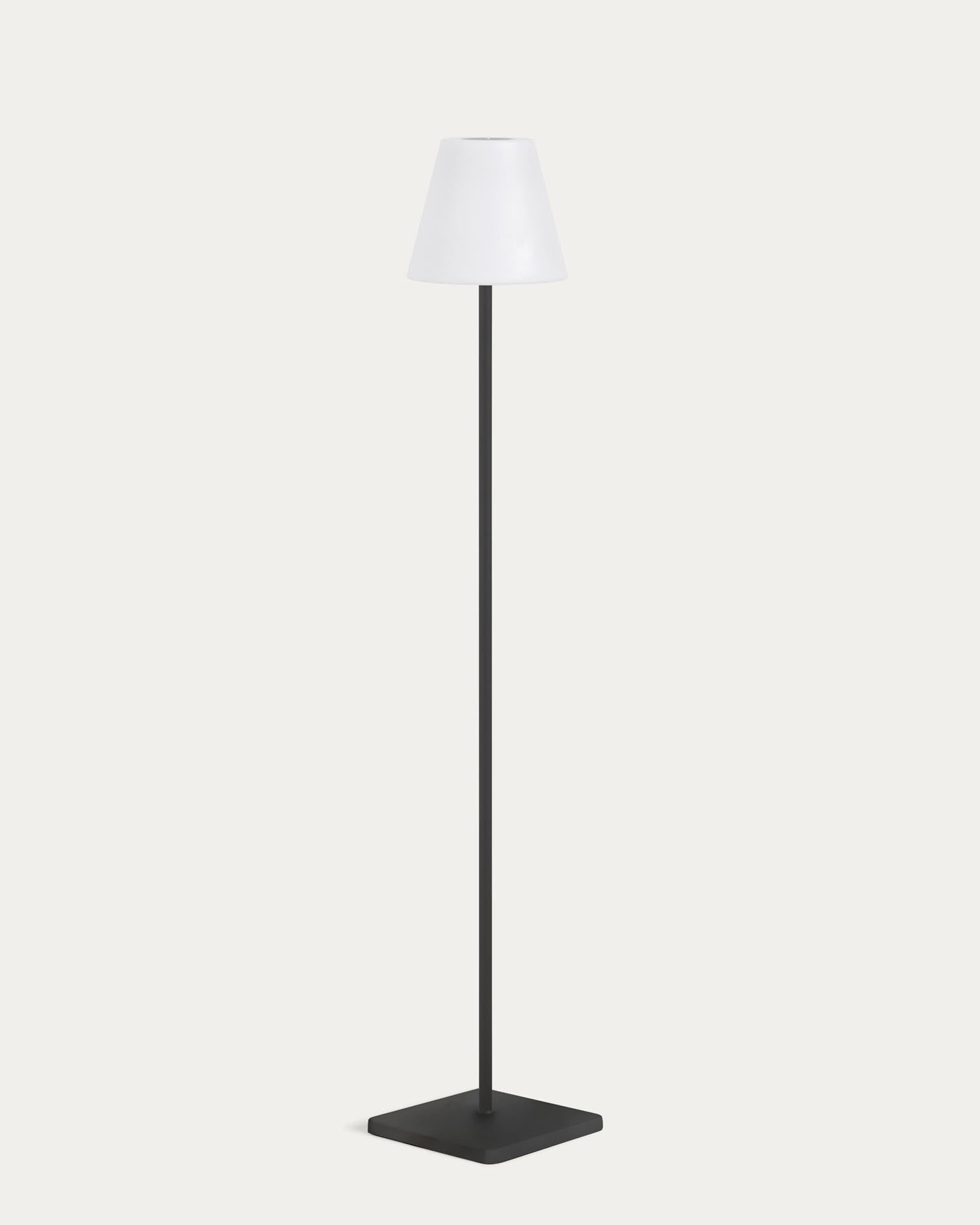 Outdoor Solar-Stehlampe Amaray Stahl in Schwarz 120 cm in Schwarz präsentiert im Onlineshop von KAQTU Design AG. Stehleuchte ist von Kave Home