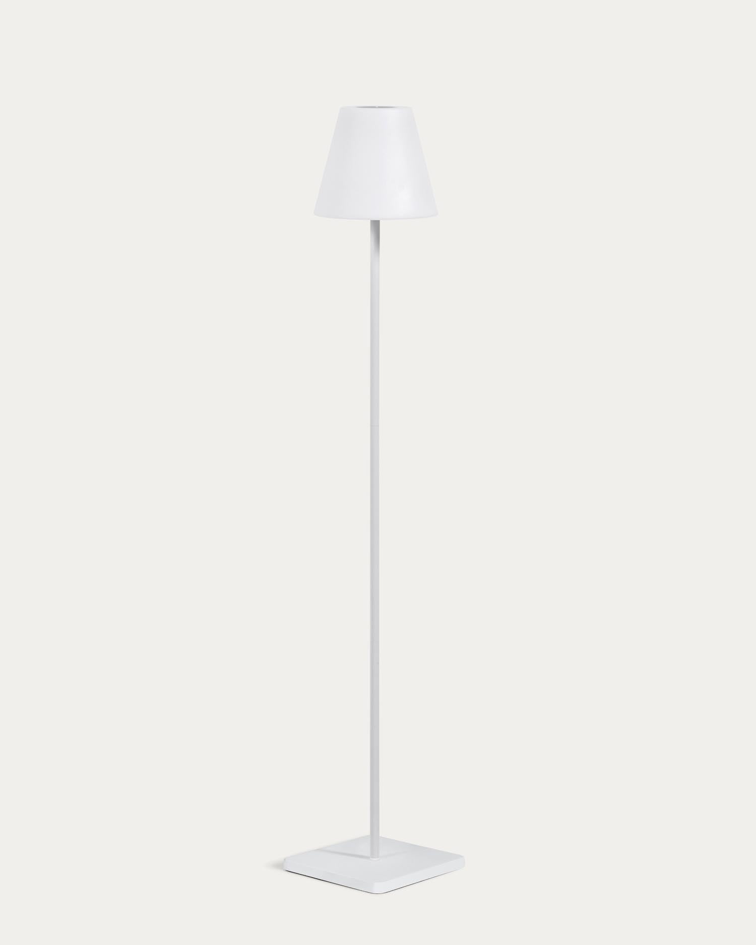 Outdoor Solar-Stehlampe Amaray Stahl in Grau 120 cm in Weiß präsentiert im Onlineshop von KAQTU Design AG. Stehleuchte ist von Kave Home