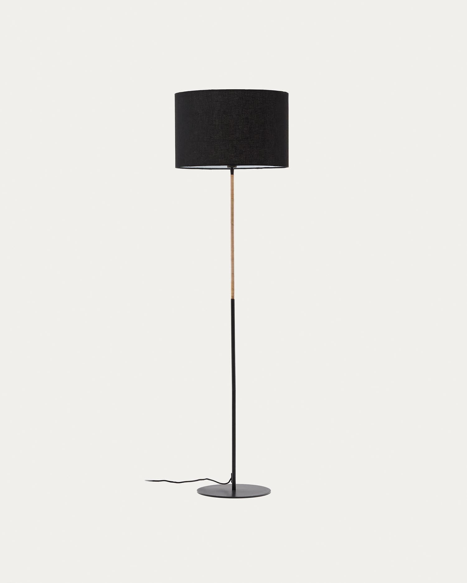 Canar Stehlampe aus Metall und Rattan mit schwarzem Baumwollschirm in Schwarz präsentiert im Onlineshop von KAQTU Design AG. Stehleuchte ist von Kave Home