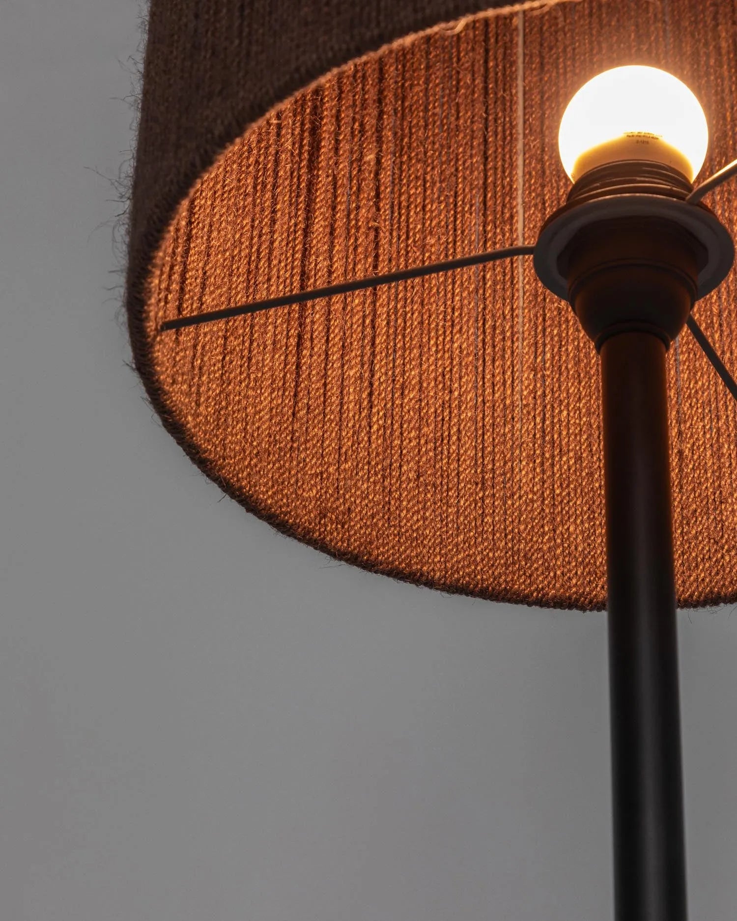 Die Stehlampe Kor aus Akazienholz mit Jute vereint Eleganz und Nachhaltigkeit, ideal für ein warmes Ambiente.