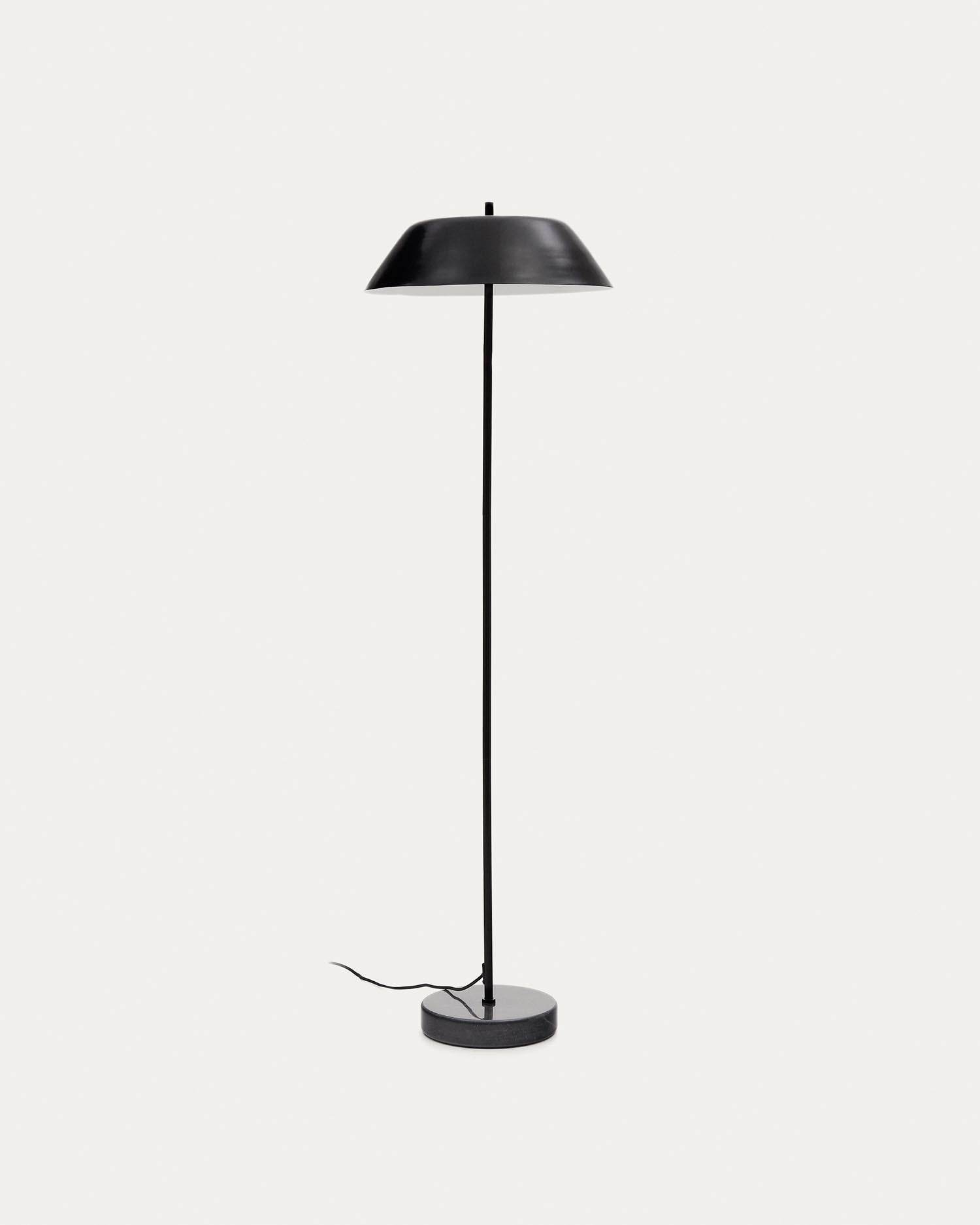 Stehlampe Sayra aus schwarzem Marmor und Metall mit schwarzem Finish in Schwarz präsentiert im Onlineshop von KAQTU Design AG. Stehleuchte ist von Kave Home