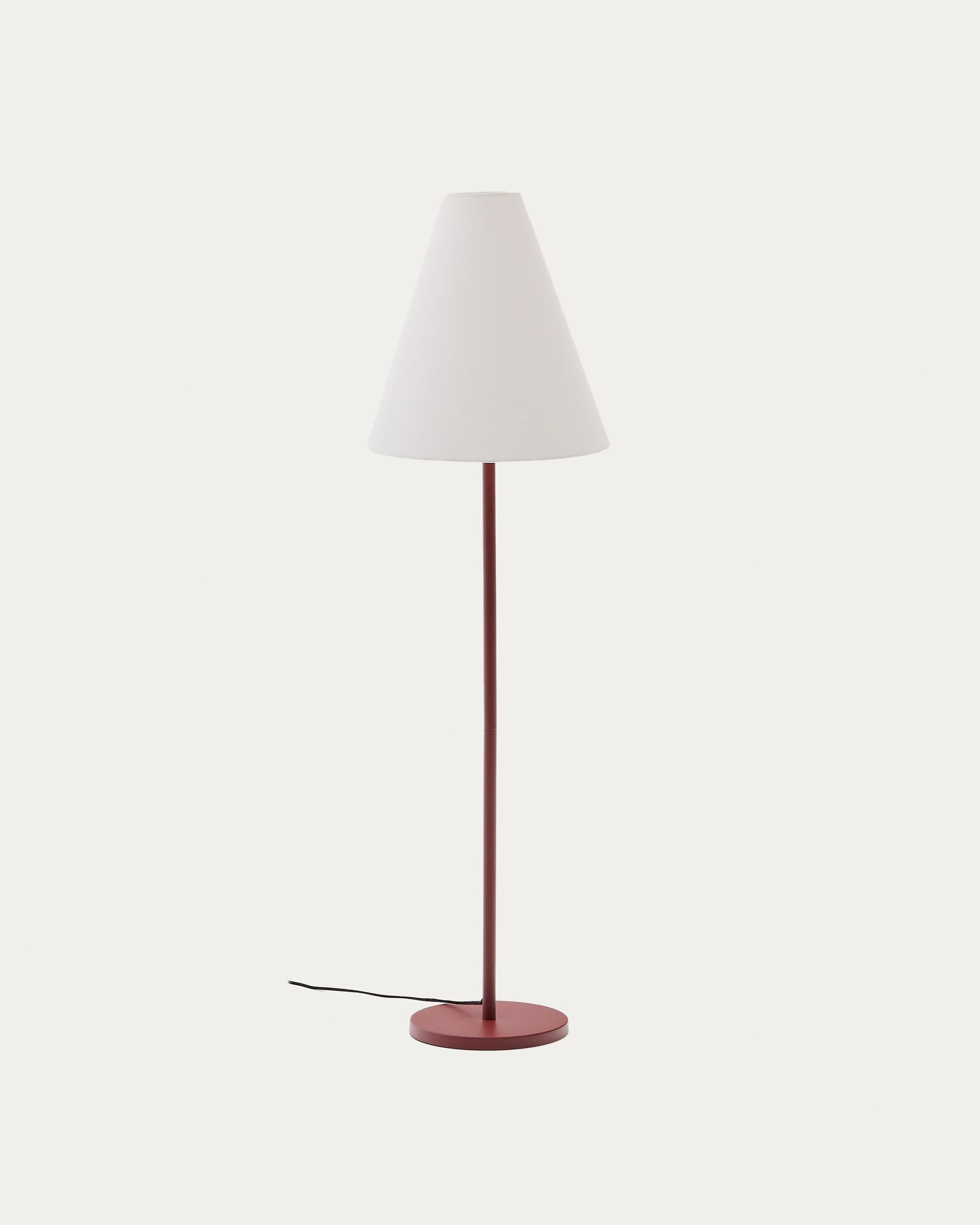 Stehlampe Navat aus Metall mit Terrakotta-Finish in Terrakotta präsentiert im Onlineshop von KAQTU Design AG. Stehleuchte ist von Kave Home