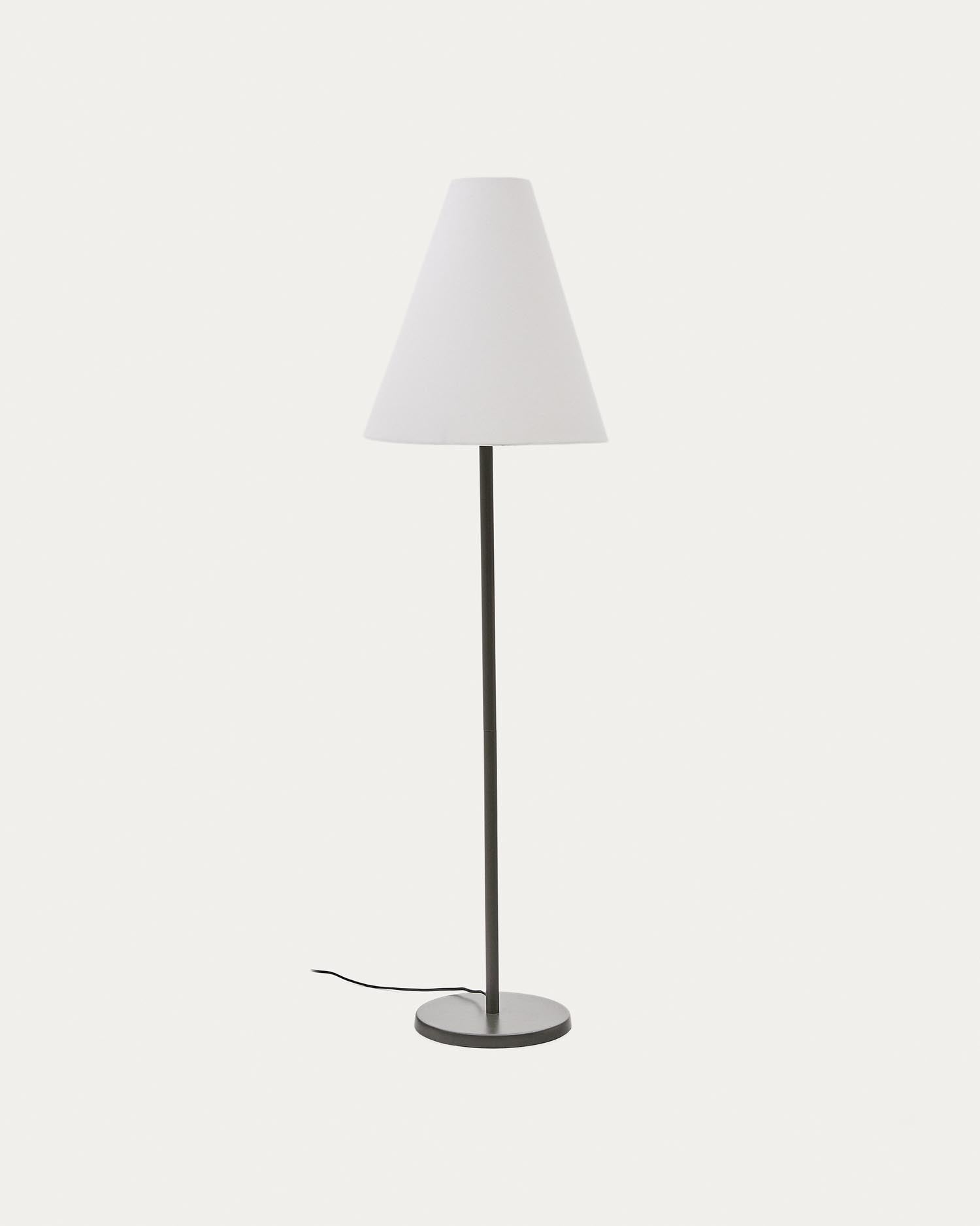 Stehlampe Navat aus Metall mit grünem Finish in Grün präsentiert im Onlineshop von KAQTU Design AG. Stehleuchte ist von Kave Home