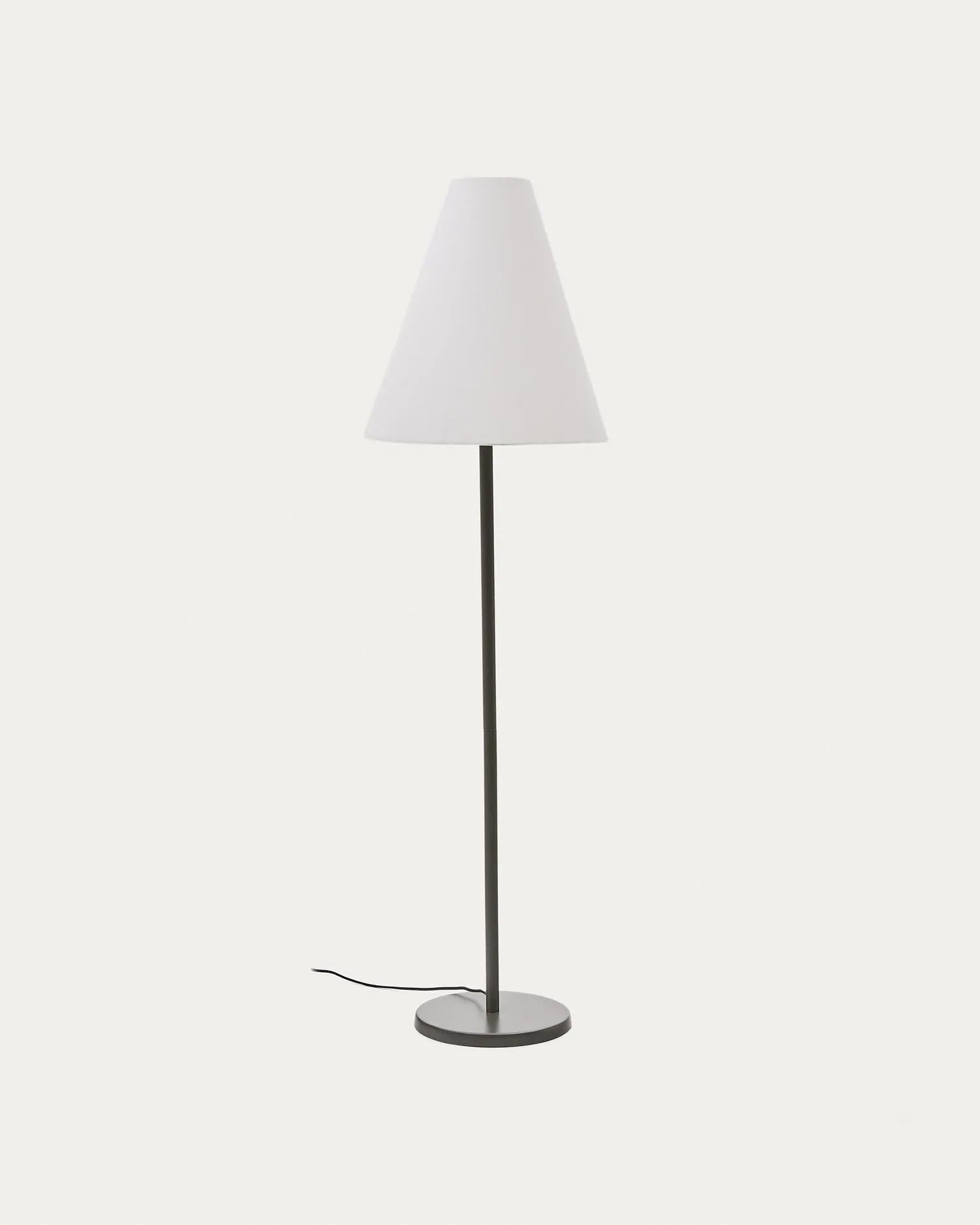 Die Stehlampe Navat von Kave Home vereint modernes Design mit grünem Finish, Massivholzfuß und flexibler Lichtausrichtung.