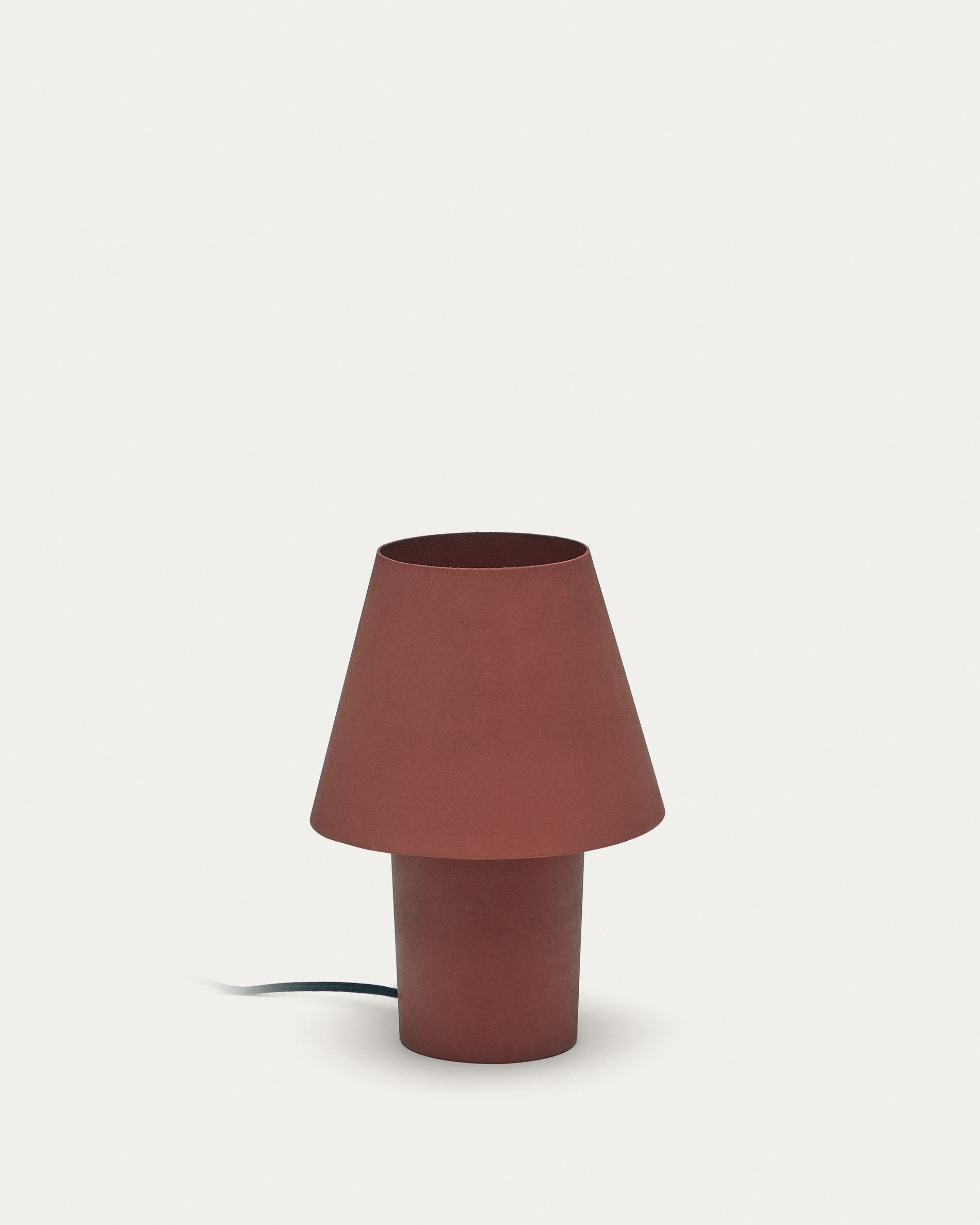 Canapost Tischlampe aus Metall mit Finish in Terrakotta in Terrakotta präsentiert im Onlineshop von KAQTU Design AG. Tischleuchte ist von Kave Home