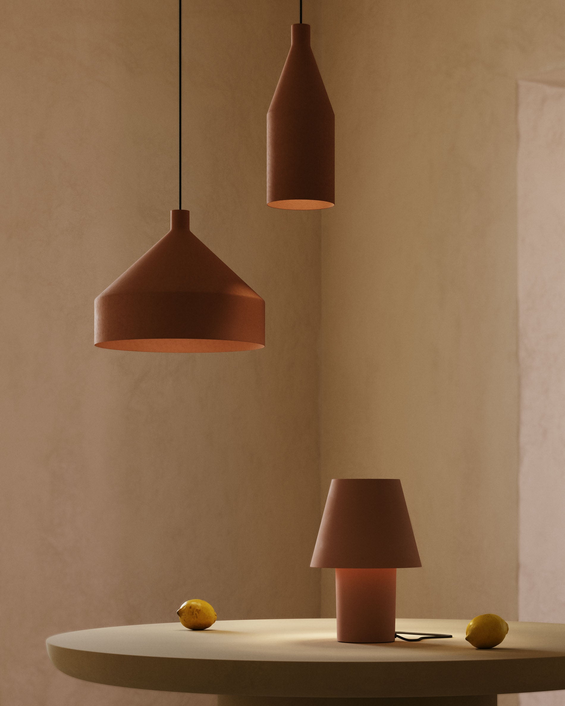 Canapost Tischlampe aus Metall mit Finish in Terrakotta in Terrakotta präsentiert im Onlineshop von KAQTU Design AG. Tischleuchte ist von Kave Home