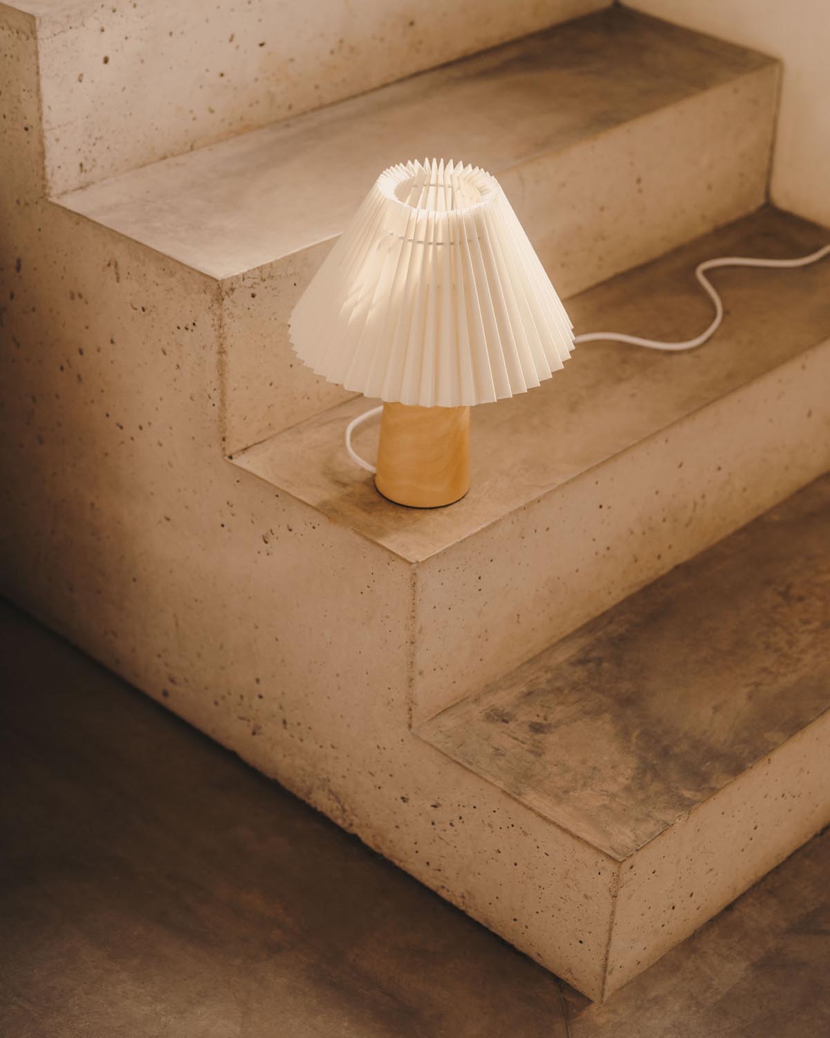 Benicarlo Tischlampe aus Holz mit Finish in Natur und Beige UK in Beige präsentiert im Onlineshop von KAQTU Design AG. Tischleuchte ist von Kave Home