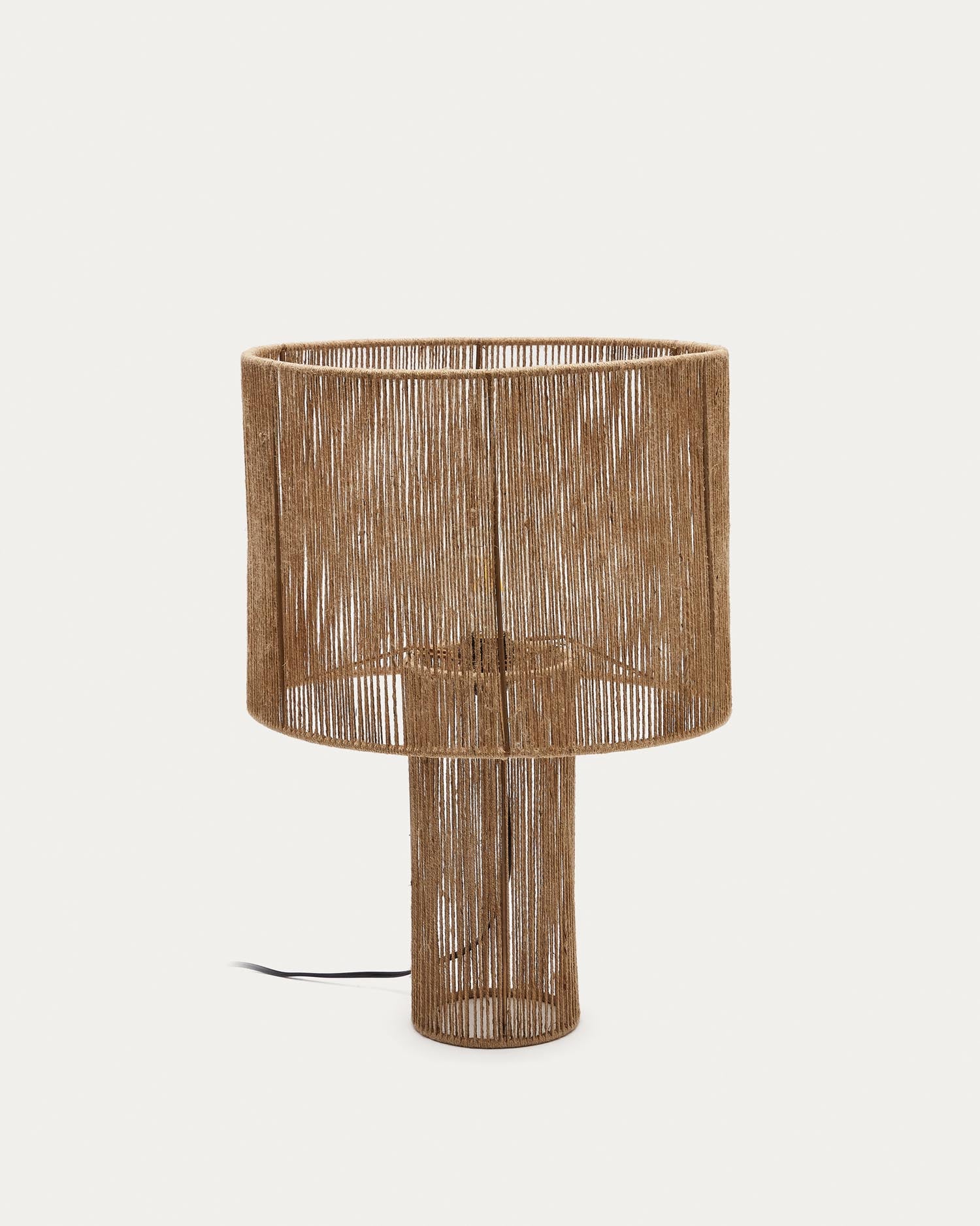 Pontos Tischlampe aus Jute mit natürlichem Finish in Braun präsentiert im Onlineshop von KAQTU Design AG. Tischleuchte ist von Kave Home