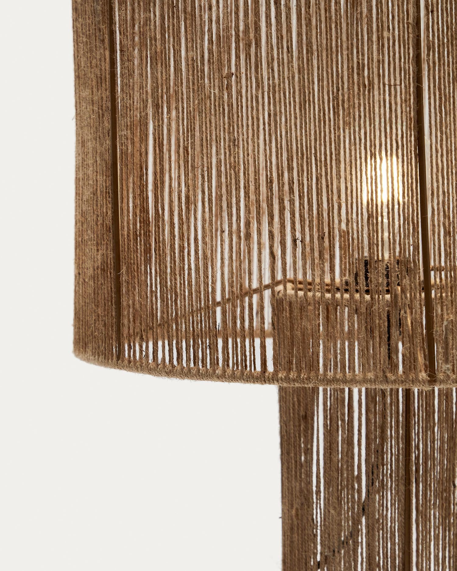 Pontos Tischlampe aus Jute mit natürlichem Finish in Braun präsentiert im Onlineshop von KAQTU Design AG. Tischleuchte ist von Kave Home