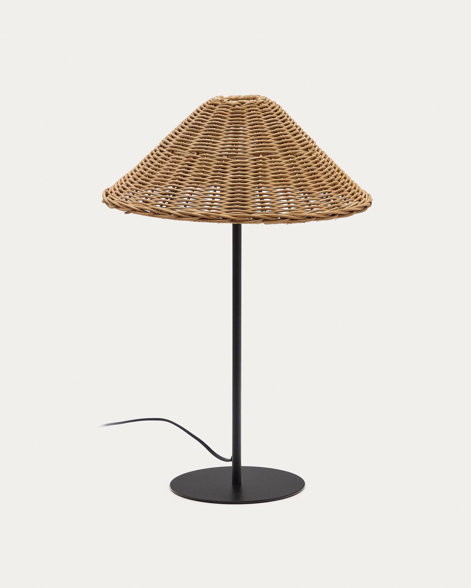 Urania Tischleuchte aus Rattan und Metall mit schwarzer Lackierung in Braun präsentiert im Onlineshop von KAQTU Design AG. Tischleuchte ist von Kave Home