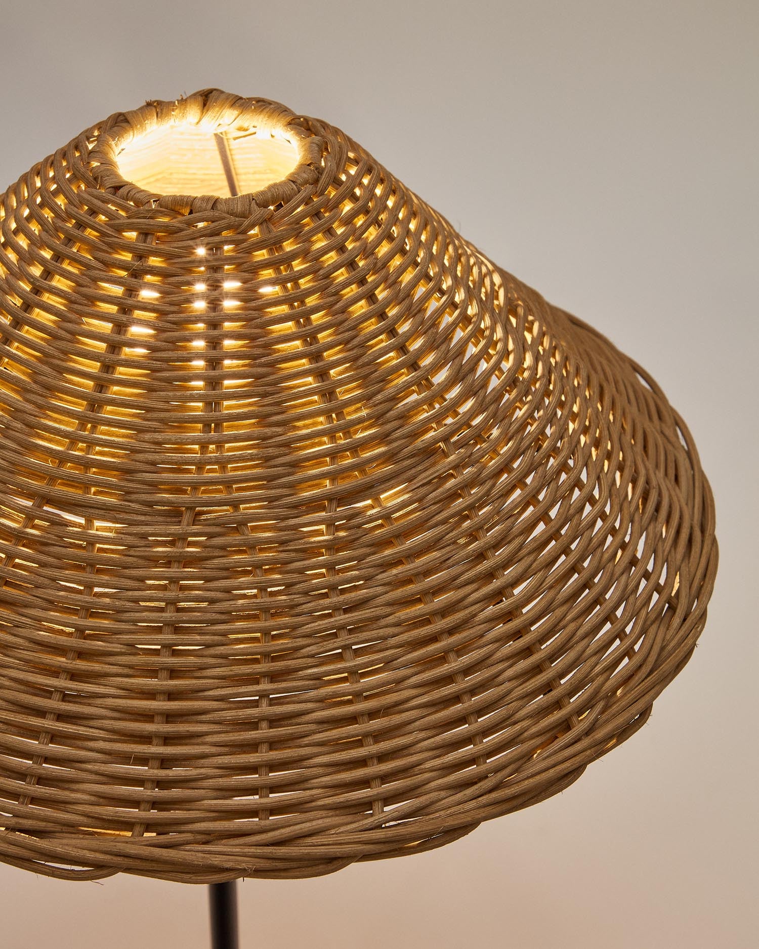 Urania Tischleuchte aus Rattan und Metall mit schwarzer Lackierung in Braun präsentiert im Onlineshop von KAQTU Design AG. Tischleuchte ist von Kave Home