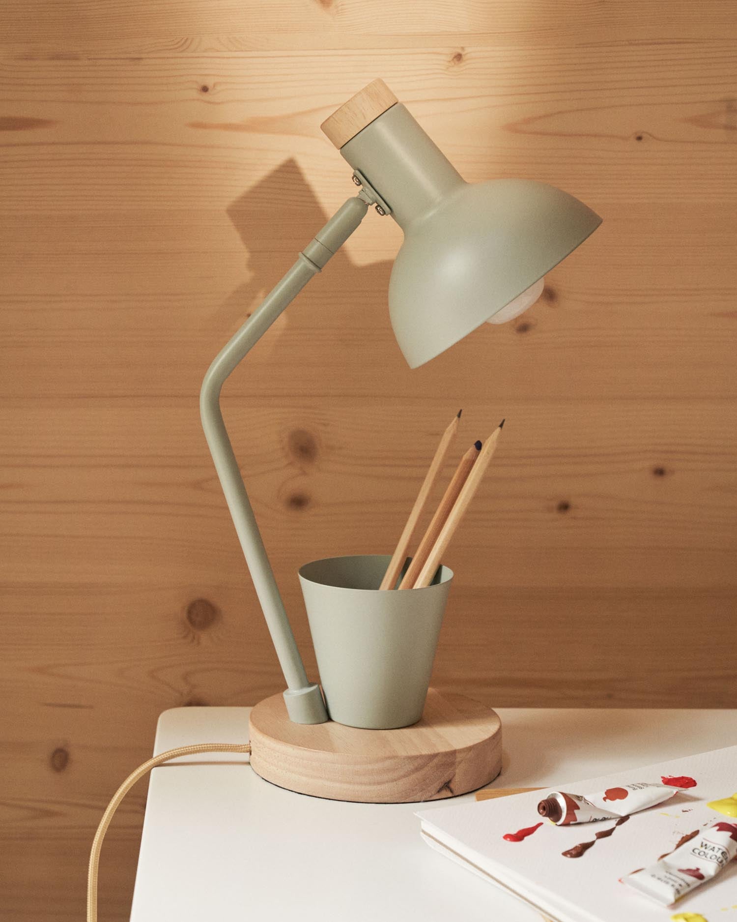 Katia Schreibtischlampe aus Holz und grünem Metall     in Grün präsentiert im Onlineshop von KAQTU Design AG. Tischleuchte ist von Kave Home