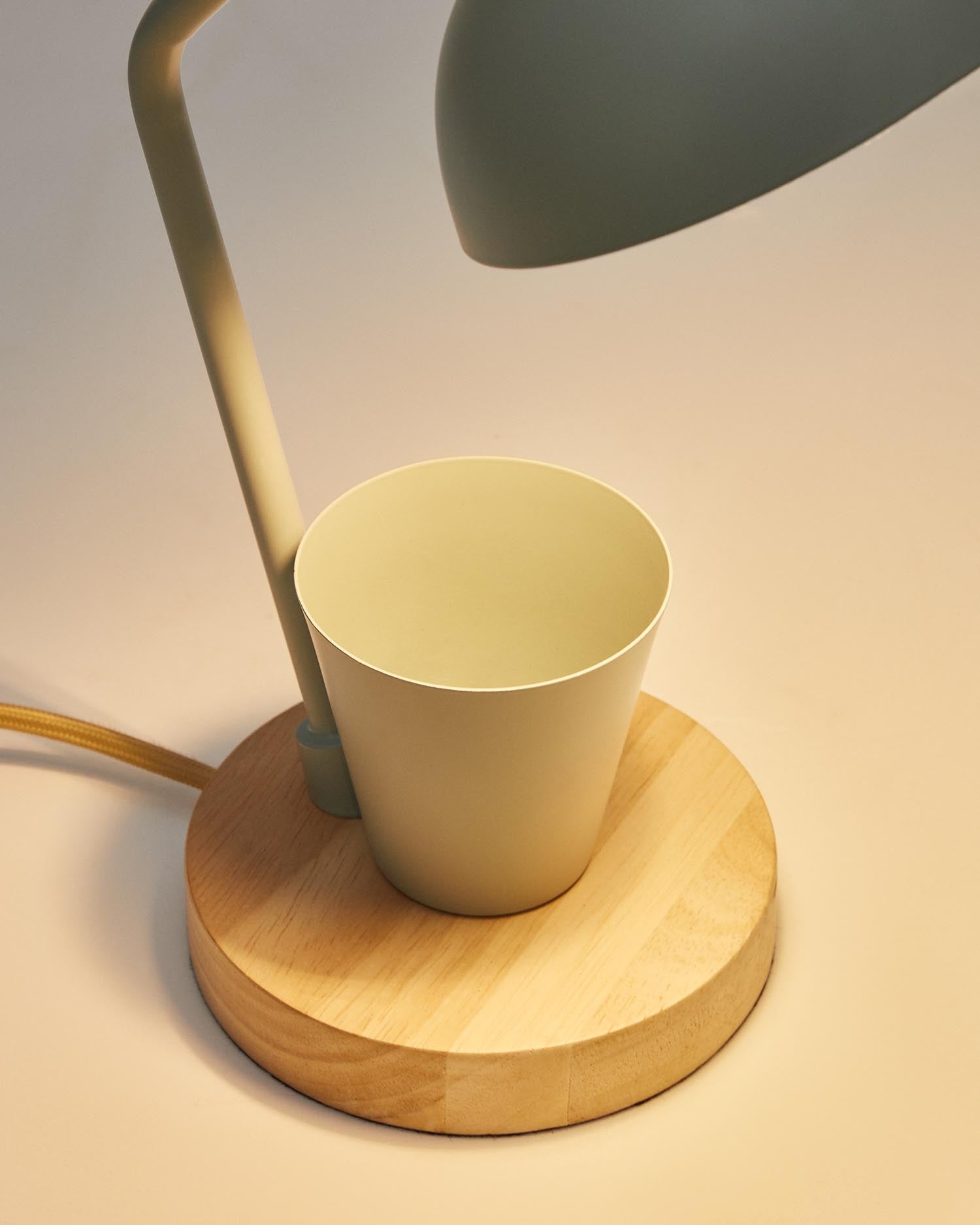 Katia Schreibtischlampe aus Holz und grünem Metall     in Grün präsentiert im Onlineshop von KAQTU Design AG. Tischleuchte ist von Kave Home