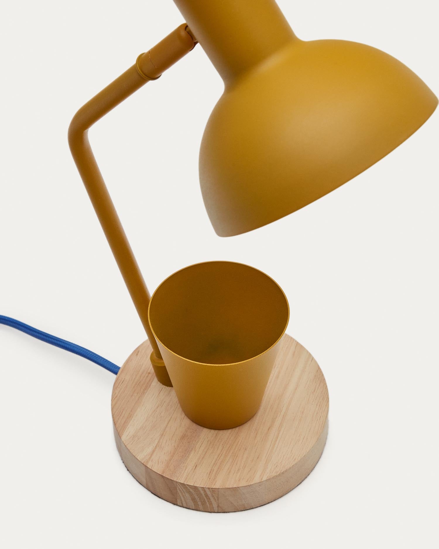 Katia Schreibtischlampe aus Holz und senffarbenem Metall     in Senfgelb präsentiert im Onlineshop von KAQTU Design AG. Tischleuchte ist von Kave Home